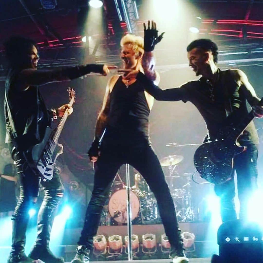 SIXX:A.M.のインスタグラム：「Ok, who’s solo is it?  #SIXX:AM」