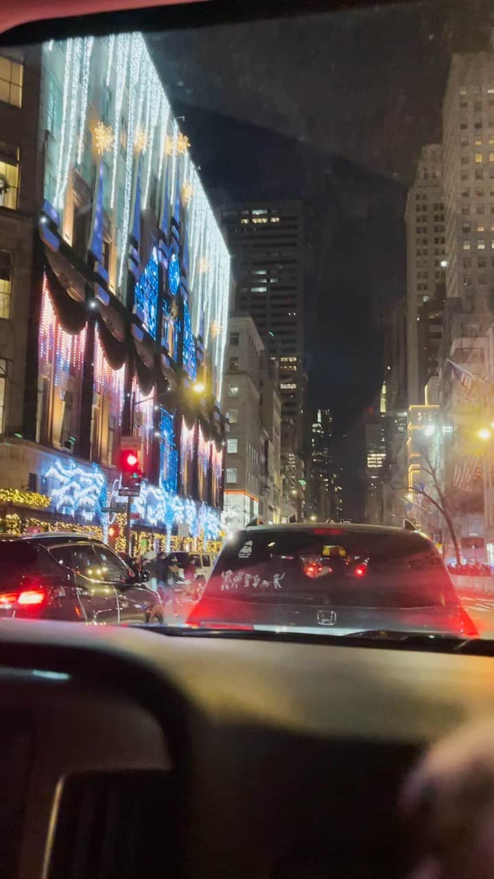 ジェニファー・エスポジートのインスタグラム：「Took the boys to see the Christmas lights. Then I sobbed. I feel so deeply for so many suffering right now. Didn’t have to be this way. For now, enjoy the video.  Find and hang on to joy whenever and wherever you can」