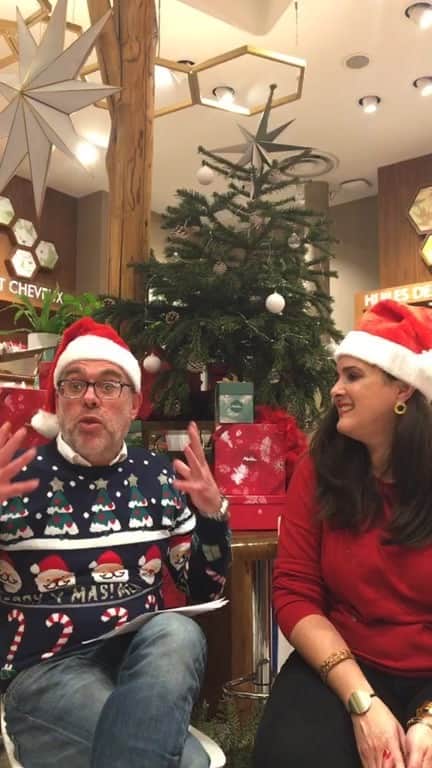 Melvita Officialのインスタグラム：「Nos experts en beauté Bio, Monica et Didier, se glissent dans la peau du Père Noël et de la Mère Noël afin de vous proposer une sélection de coffrets Bio Melvita pour gâter vos proches !  Des conseils, des explications et surtout de nombreuses surprises ! 😊  Participez également à notre jeu concours :  1 coffret Nectar de Miels et un cracker de marrons glacés à gagner !   Pour participer :  - Suivez notre compte @melvitaofficial  - Likez cette vidéo  - Taguez un(e) ami(e) qui doit passer au vert 🌱 - BONUS : Repartagez le Live en story   Pssst... Profitez de -15% sur vos produits Melvita dans nos boutiques et sur le site internet avec le code LIVE15 !  (Offre valable jusqu’au 20 décembre 2020, non valable sur les coffrets et cartes cadeaux, non cumulable avec les offres en cours.)   #christmas #noel #cadeaunoel #cosmetiquebio #bio #cleanbeauty #madeinfrance #melvita」
