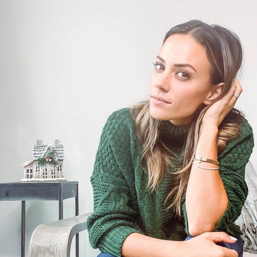 ジャナ・クレイマーのインスタグラム：「There is a lot of things we are holding that we don’t need to hold anymore. My therapist read me this story today over zoom and it registered so deep within me. Our hands are usually so full at the door that we drop something or ruin because we can’t hold it all. What she taught  and helped me with today was that in the New Year let go of the things at the door that aren’t serving you anymore.  That aren’t making you a better person.  For me one is a few certain past memories that haunt me when I’m triggered and result in me getting angry and upset.  I don’t like how I feel holding on to that. It doesn’t serve me anymore. And if it does come up because we are human and it most likely will you say “that’s old stuff”. I’m gonna try it and leave a few things at the door and not bring in to 2021.  What are you going to leave at the door?  We don’t need to carry it all. Also shout out to my amazing therapist @refugecenterforcounseling」