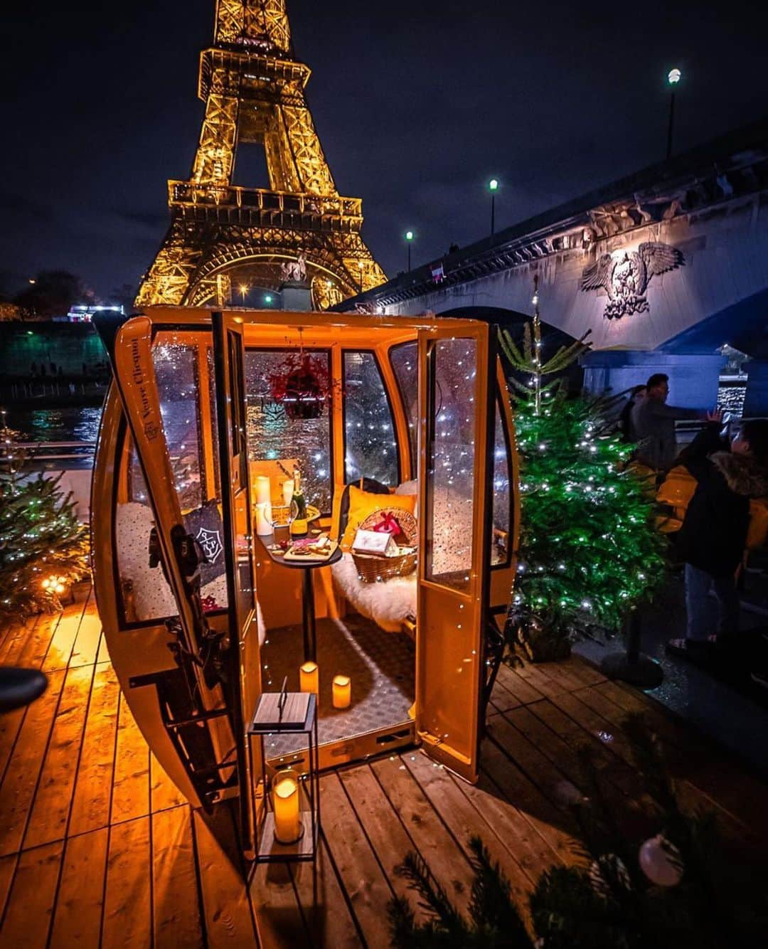 Wonderful Placesさんのインスタグラム写真 - (Wonderful PlacesInstagram)「Private romantic dinner in Paris ✨😍😍😍✨ Tag who you’d dine with!!! . Picture by ✨✨@bakemetoparis✨✨ #wonderful_places for a feature ❤️」12月17日 3時57分 - wonderful_places