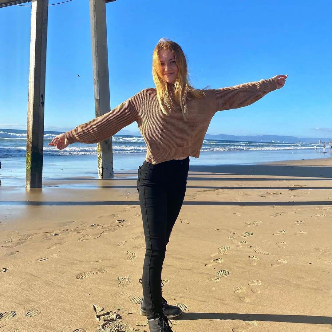 Hollister Co.さんのインスタグラム写真 - (Hollister Co.Instagram)「Ok, @clarabommelje your look is fire AND you're at the beach? We get it & we want what you have.  #HollisterCollective #HCoPartner」12月17日 4時05分 - hollister