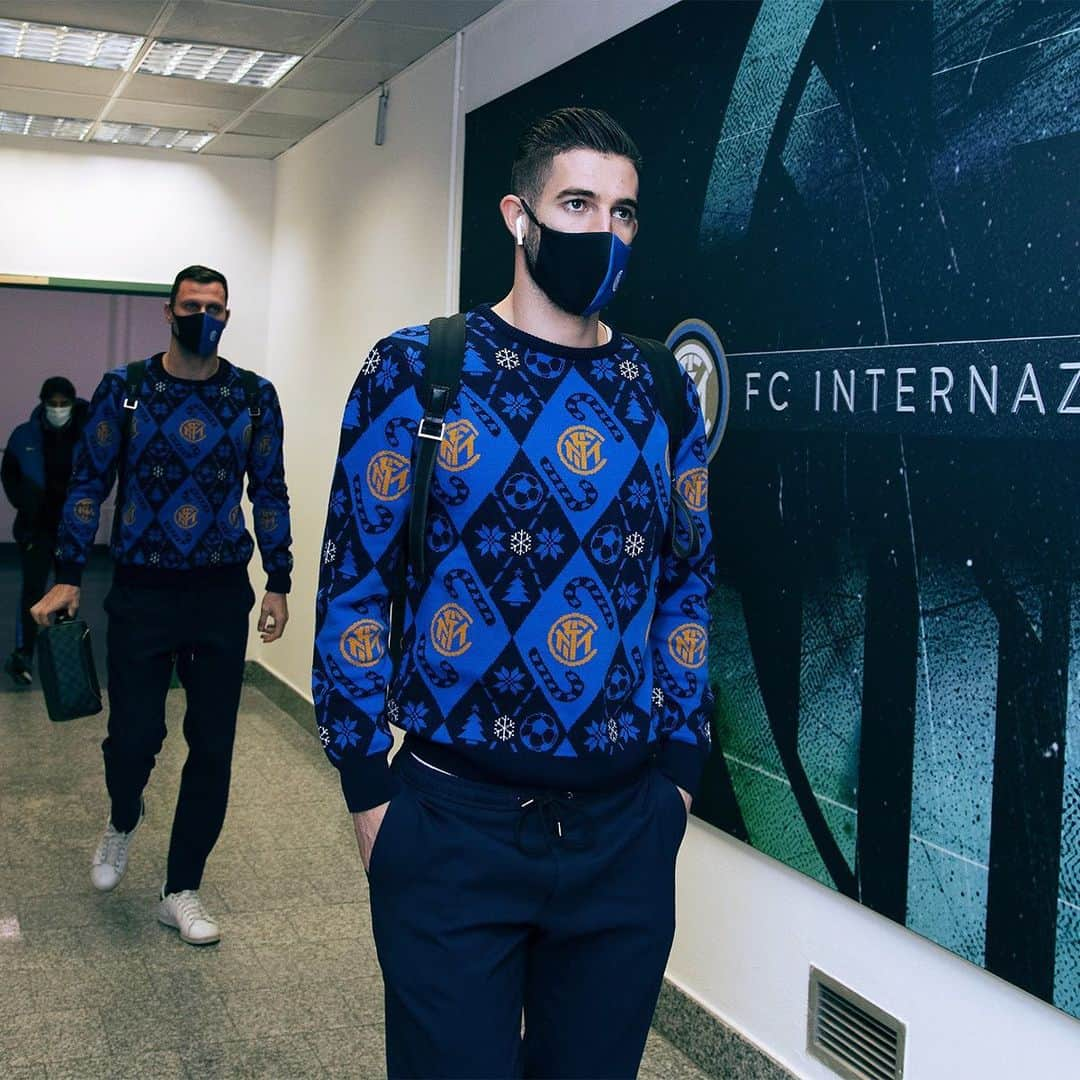 インテルナツィオナーレ・ミラノさんのインスタグラム写真 - (インテルナツィオナーレ・ミラノInstagram)「STADIUM 🎄⚫️🔵 The Nerazzurri arrive at the stadium wearing the jumper from the Inter Christmas Collection! #Inter #ForzaInter #InterXmas #InterNapoli #SerieA #Football」12月17日 4時08分 - inter