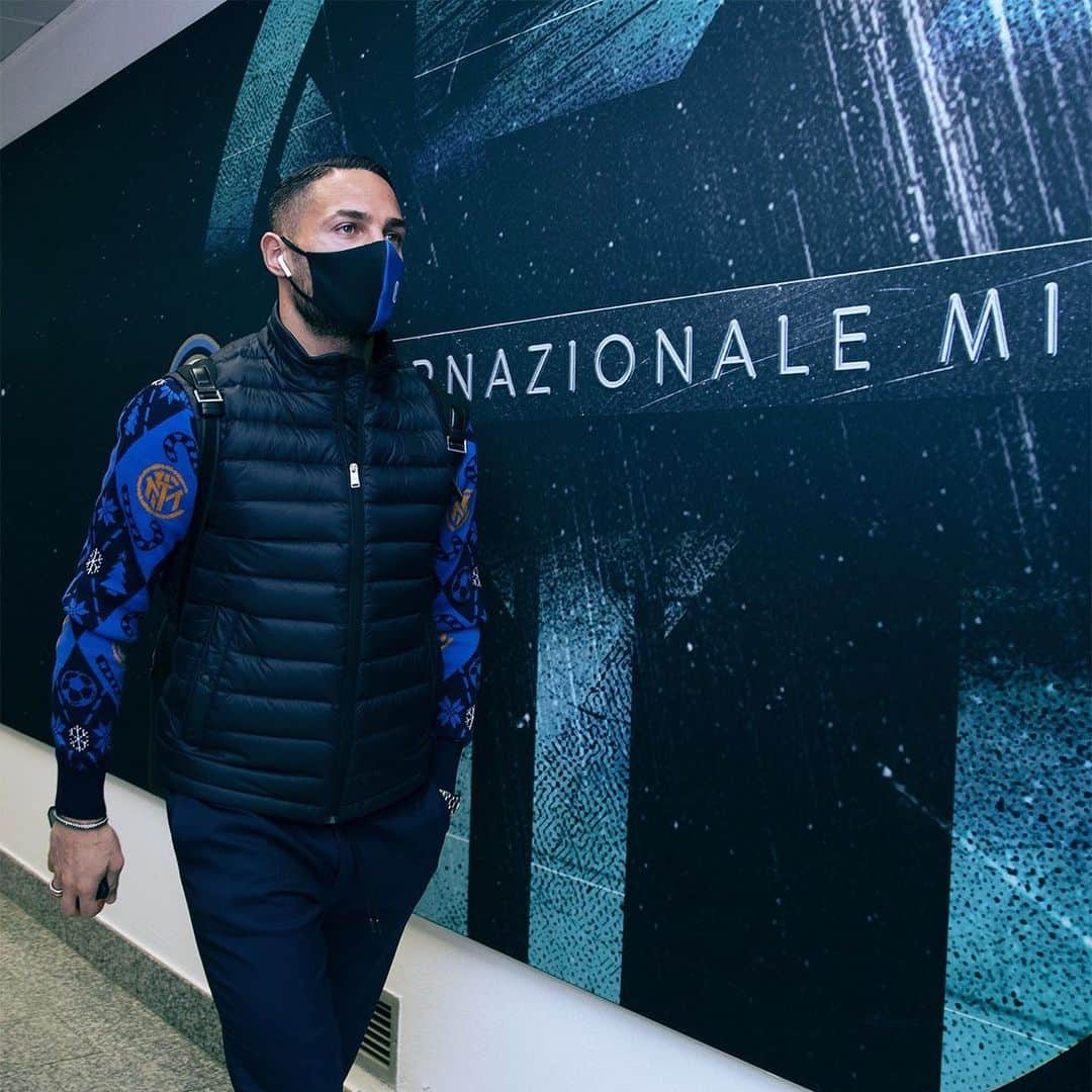 インテルナツィオナーレ・ミラノさんのインスタグラム写真 - (インテルナツィオナーレ・ミラノInstagram)「STADIUM 🎄⚫️🔵 The Nerazzurri arrive at the stadium wearing the jumper from the Inter Christmas Collection! #Inter #ForzaInter #InterXmas #InterNapoli #SerieA #Football」12月17日 4時08分 - inter