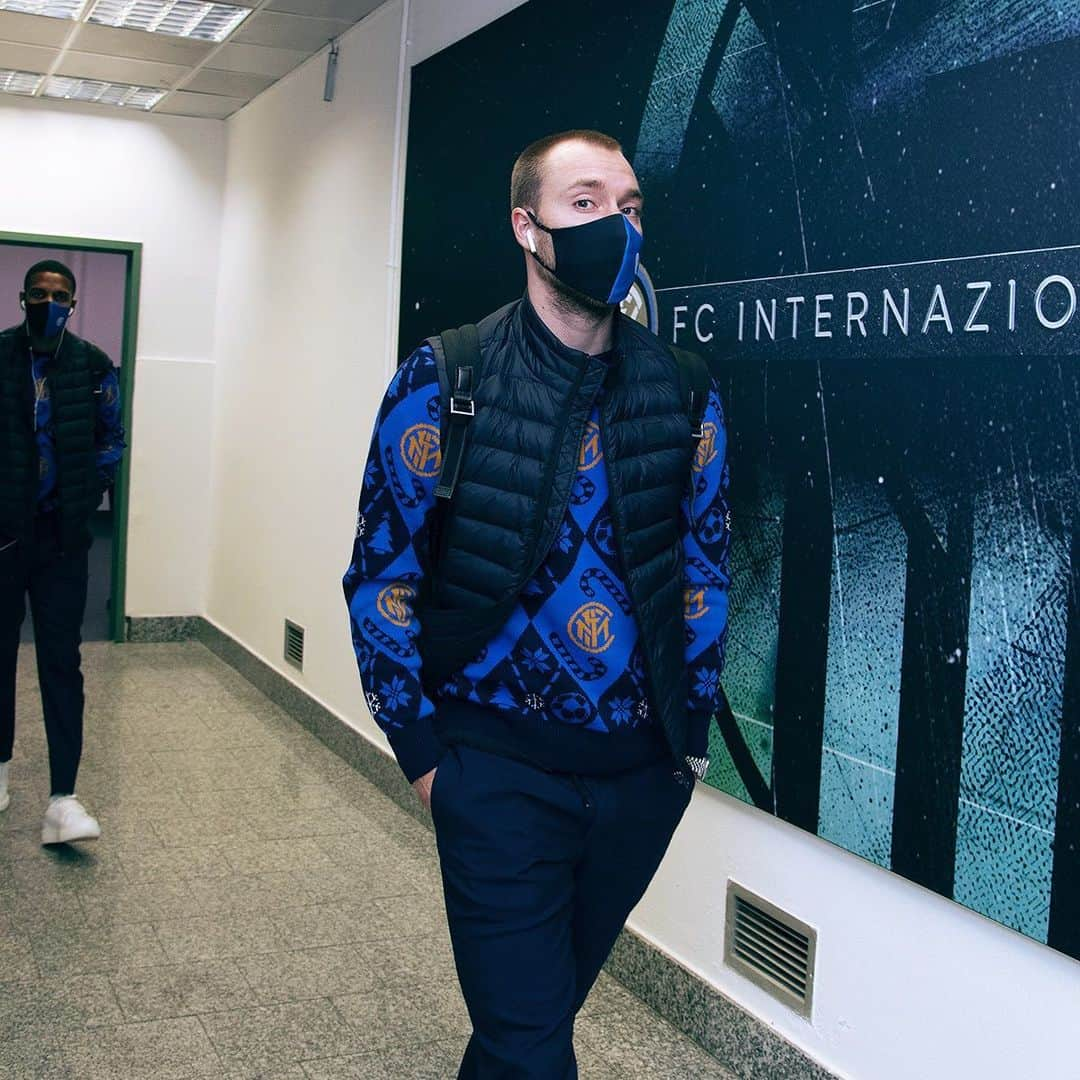 インテルナツィオナーレ・ミラノさんのインスタグラム写真 - (インテルナツィオナーレ・ミラノInstagram)「STADIUM 🎄⚫️🔵 The Nerazzurri arrive at the stadium wearing the jumper from the Inter Christmas Collection! #Inter #ForzaInter #InterXmas #InterNapoli #SerieA #Football」12月17日 4時08分 - inter