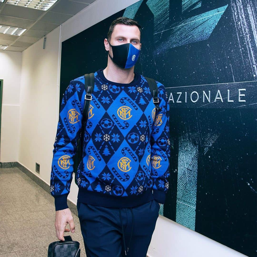 インテルナツィオナーレ・ミラノさんのインスタグラム写真 - (インテルナツィオナーレ・ミラノInstagram)「STADIUM 🎄⚫️🔵 The Nerazzurri arrive at the stadium wearing the jumper from the Inter Christmas Collection! #Inter #ForzaInter #InterXmas #InterNapoli #SerieA #Football」12月17日 4時08分 - inter