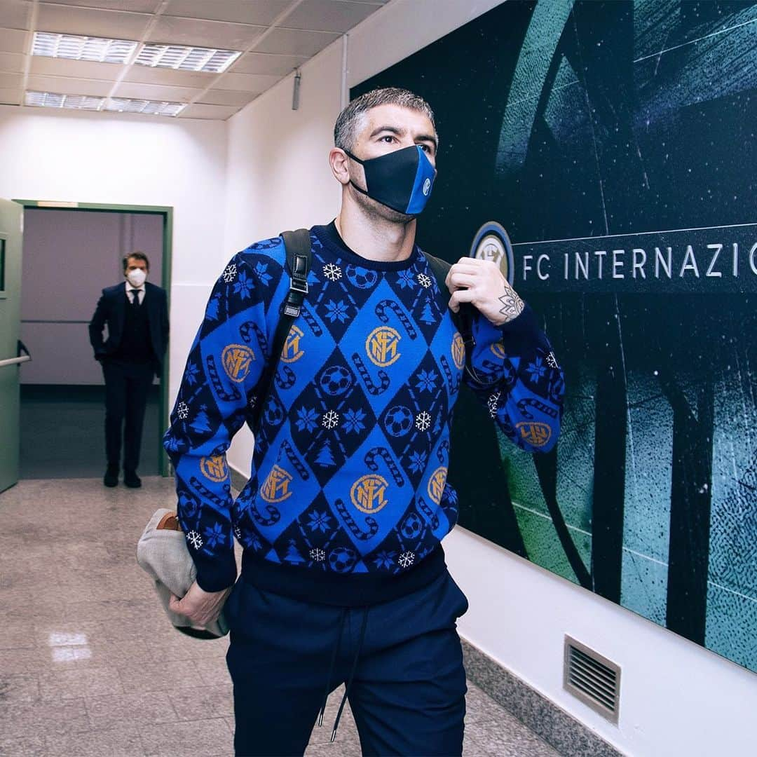 インテルナツィオナーレ・ミラノさんのインスタグラム写真 - (インテルナツィオナーレ・ミラノInstagram)「STADIUM 🎄⚫️🔵 The Nerazzurri arrive at the stadium wearing the jumper from the Inter Christmas Collection! #Inter #ForzaInter #InterXmas #InterNapoli #SerieA #Football」12月17日 4時08分 - inter