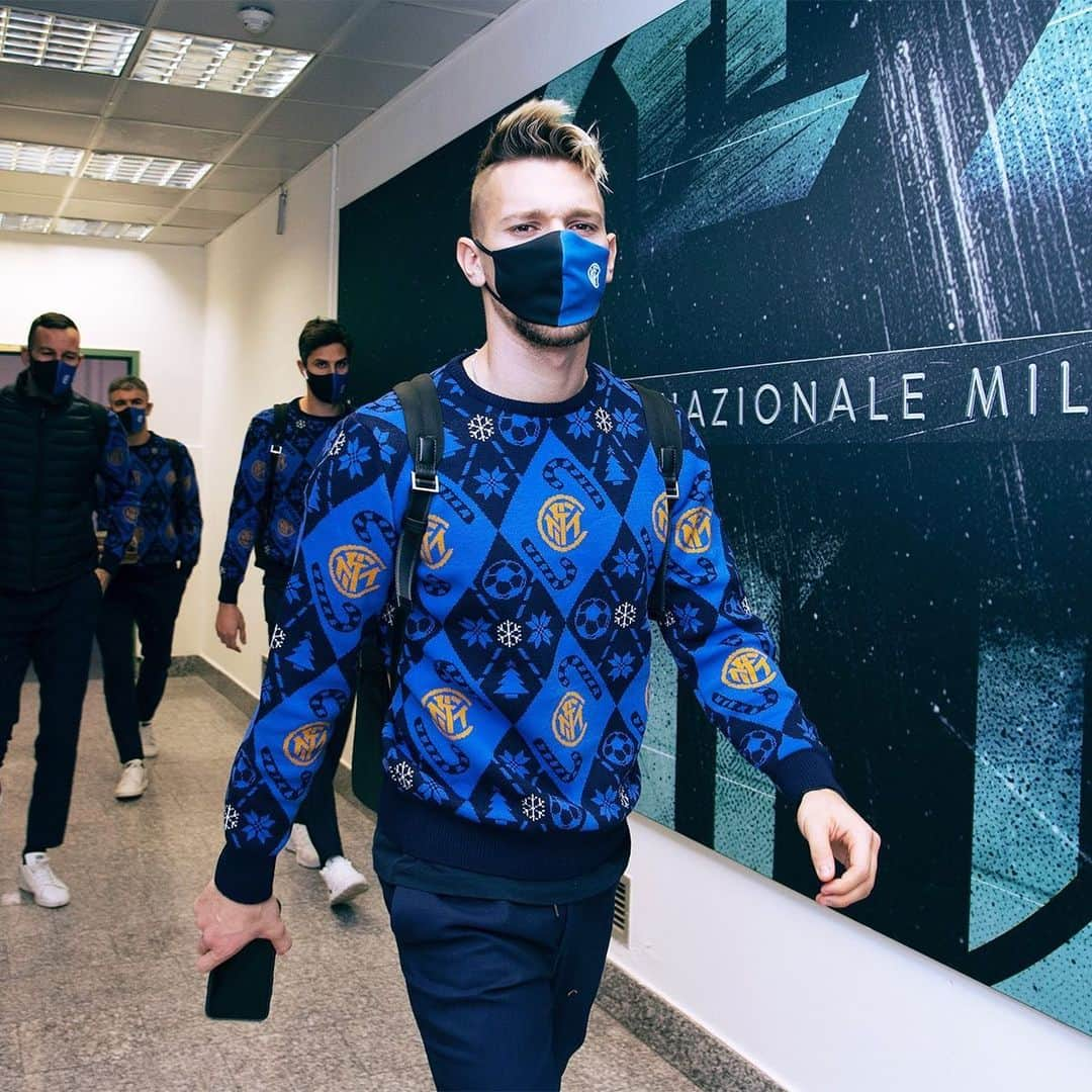 インテルナツィオナーレ・ミラノさんのインスタグラム写真 - (インテルナツィオナーレ・ミラノInstagram)「STADIUM 🎄⚫️🔵 The Nerazzurri arrive at the stadium wearing the jumper from the Inter Christmas Collection! #Inter #ForzaInter #InterXmas #InterNapoli #SerieA #Football」12月17日 4時08分 - inter