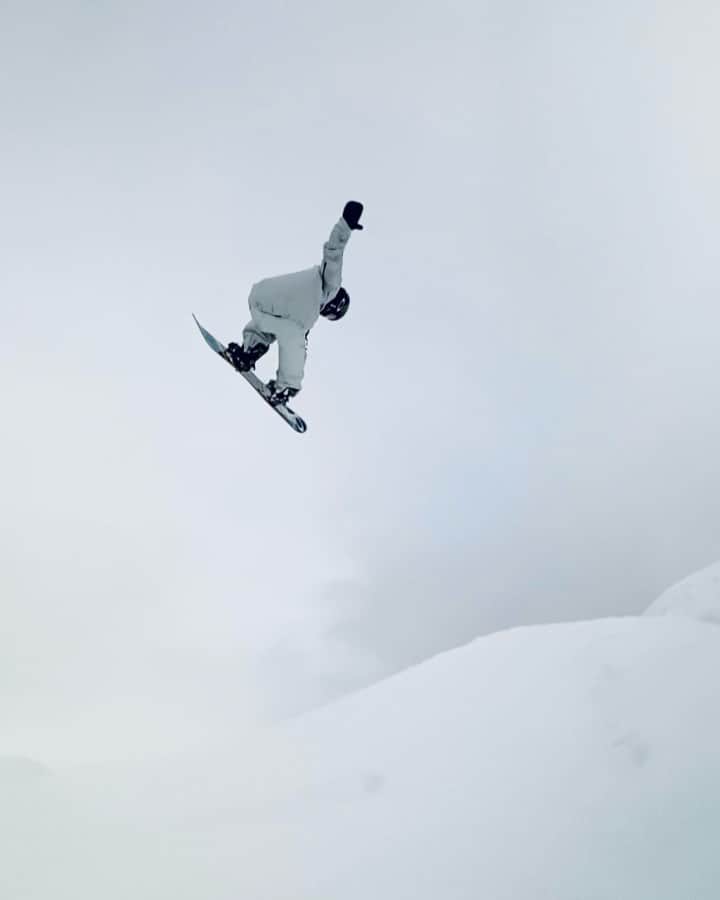 ステール・サンドベックのインスタグラム：「EaRLy Season Boarding at it’s best🙌🏼🌨」