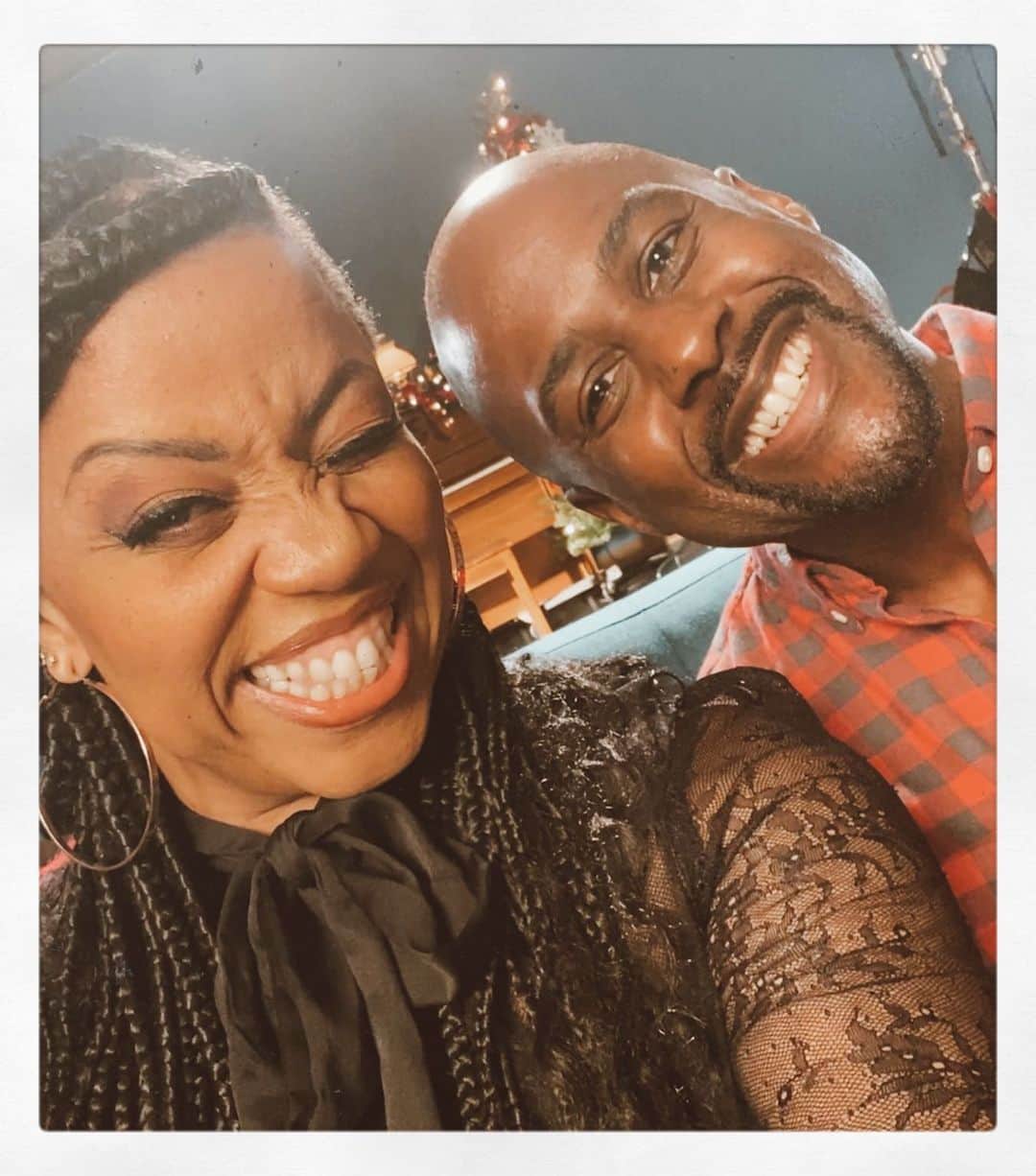 カミラ・マーシャルのインスタグラム：「✨I have BUTTERFLIES in my stomach because I am SO EXCITED for you to receive our OFFERING OF COMFORT and JOY TONIGHT. The real gift for me is EXPERIENCING the filming of this with my BROTHER @Terronbrooks. What you will see tonight is OUR FRIENDSHIP. That’s what this show is. LOVE and FRIENDSHIP. We get frustrated with each other, we don’t agree on set list all the time etc etc but our LOVE for each other and our LOVE for OUR HARMONY keeps us together. FOREVER. ✨ • • HOLIDAZE HARMONY 11 DEC. 16th-20th LINK IN BIO FOR TICKETS #holidazeharmony #christmasgifts #christmasconcert #garrymarshall #garrymarshalltheatre」