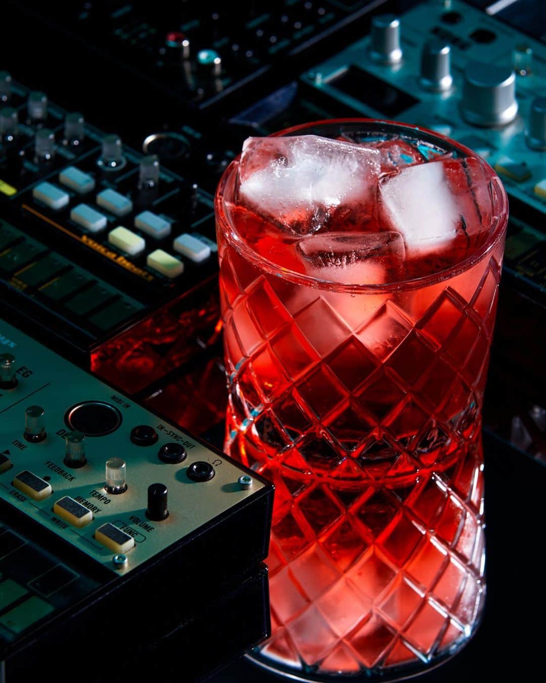 ローレン·ランドルフのインスタグラム：「Jaded American 1 oz Blanc Vermouth 1 oz Campari 2 Dashes Absinthe Top with Seltzer Served on ice   Cocktail recipe and art direction by @gogrey   Check out my previous photo for more information on this cocktail series. If you’re a bartender I’d love to photograph your drinks! Slide in to my DMs.」