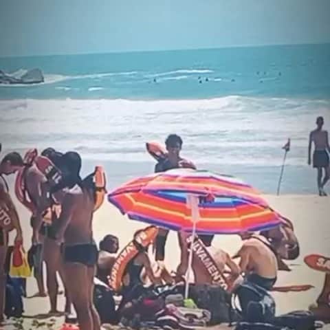 マーロン・テシェイラのインスタグラム：「—- “Mission given is a mission Accomplished. Cry now and laugh later.” 😎👨‍🚒💦 @cbmsc.itajai —- “Foi numa terça-feira que tudo começou. O curso Guarda vidas o Bombeiro coordenou. Vieram voluntários do país inteiro.  Além dos brasileiros tinha quatro estrangeiros. Curso ralado de alto padrão. Nós somos a elite desse batalhão. Soldado *Massih*, soldado Daniel. Esses não tem pena, eles são cruel. E o Cabo Brait gritava toda hora. Tu não vai aguentar aluno pede pra ir embora. Muito aprendizado, um baita sofrimento. Esse é o preço do conhecimento. Guerreiro guarda vidas agora eu vou ser. Já acabou o curso é eu quero o meu dever.” 👊💥👊 “Missão dada. Missão cumprida. Chora agora e ri depois.” 💥🔥🚀🌕 gratidão eterna por tamanha experiência e aprendizado Cabo @bradockedu Soldado @danielrialmeida e Soldado @andrehdm 🙌🙏🙌 @cbmsc.itajai —- 🎩...Peace&Light...♻️ —- #CursoDeGuardaVidas ✅  #CFGVC #2020 #Itajai #SC #FicaADica」