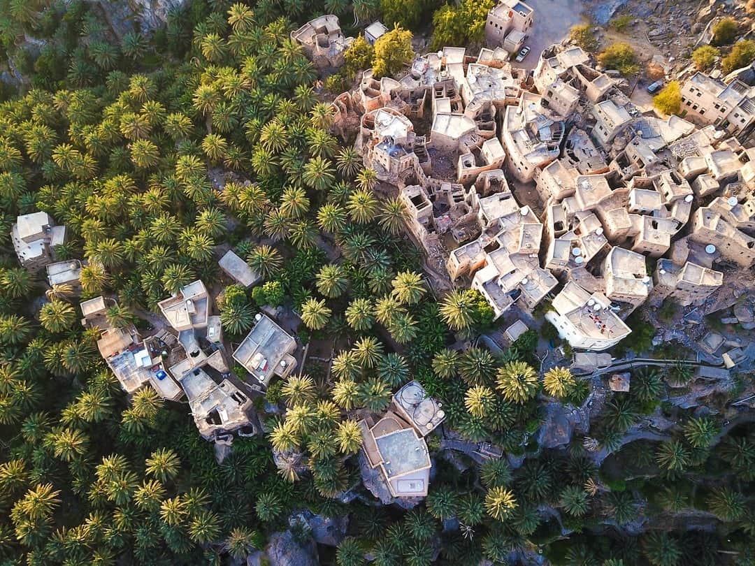 Lonely Planetのインスタグラム：「Discovering the beauty of under-the-radar Oman just got a lot easier since they dropped the tourist visa requirement for over 100 countries. ⠀⠀⠀⠀⠀⠀⠀⠀⠀ ⠀⠀⠀⠀⠀⠀⠀⠀⠀ Before the pandemic, Oman started to better connect itself to its neighbors in the region and become more accessible. Click the link in our bio to find out all the new travel requirements.」