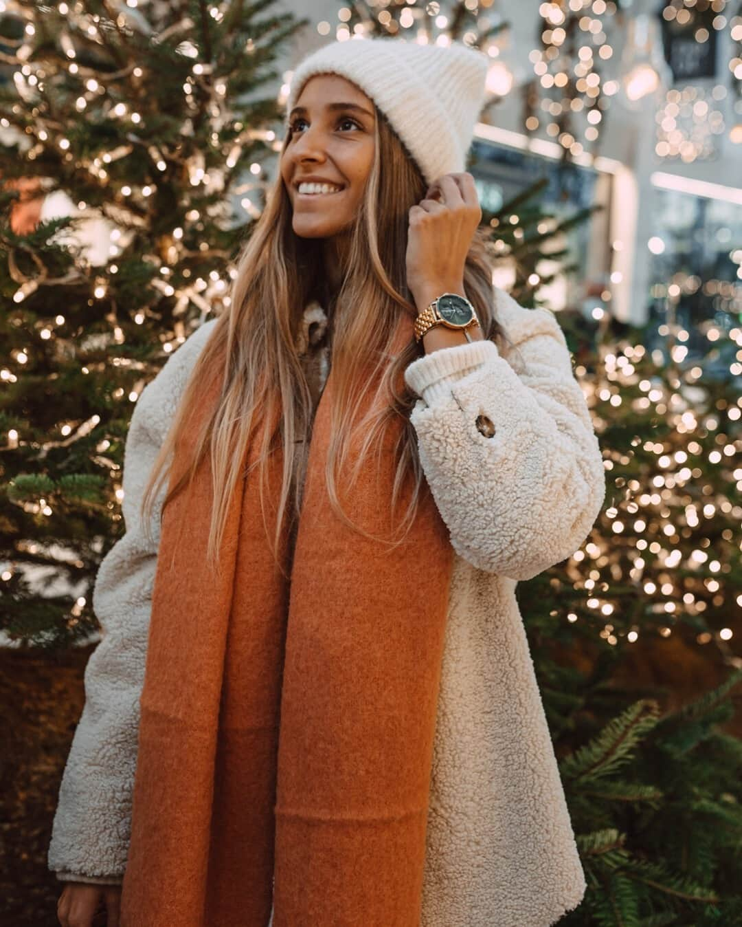 Kapten & Sonさんのインスタグラム写真 - (Kapten & SonInstagram)「ADVENT CALENDAR GIVEAWAY! 🎁 Discover our current story for our daily advent calendar gift!  'Winter nights and fairy lights!' 🌟 @theresaschmidt brighten up the christmas season with our beautiful watch Chrono Gold "Green Steel". If you still looking for the perfect X-MAS gift - this is it! 🎁  #bekapten #kaptenandson⁠ .⁠ .⁠ .⁠ #watch #xmas #deal #christmas #lights #coldseason #winter #december #style #fashion #festive #giftideas #inspiration」12月17日 4時30分 - kaptenandson