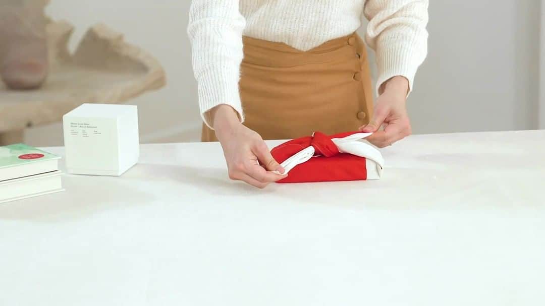 近藤麻理恵のインスタグラム：「I think furoshiki are the ultimate example of minimalism in Japanese aesthetics – which is why I love using them as gift wrap. Watch how I wrap a present this eco-friendly way!」