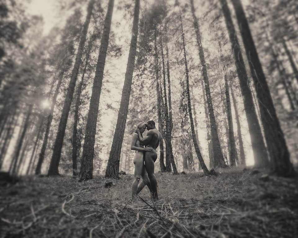 タイラー・シールズのインスタグラム：「Let the lovers love. A photograph is taken with a camera and made with a print, there is not a day that goes by that I don’t think about how fortunate I am to be able to make the images I dream of. For anyone out there who is not doing what they love but only what they think they should be doing, try to find one day a week for the thing you love and from there it will build! Where would you hang this?」