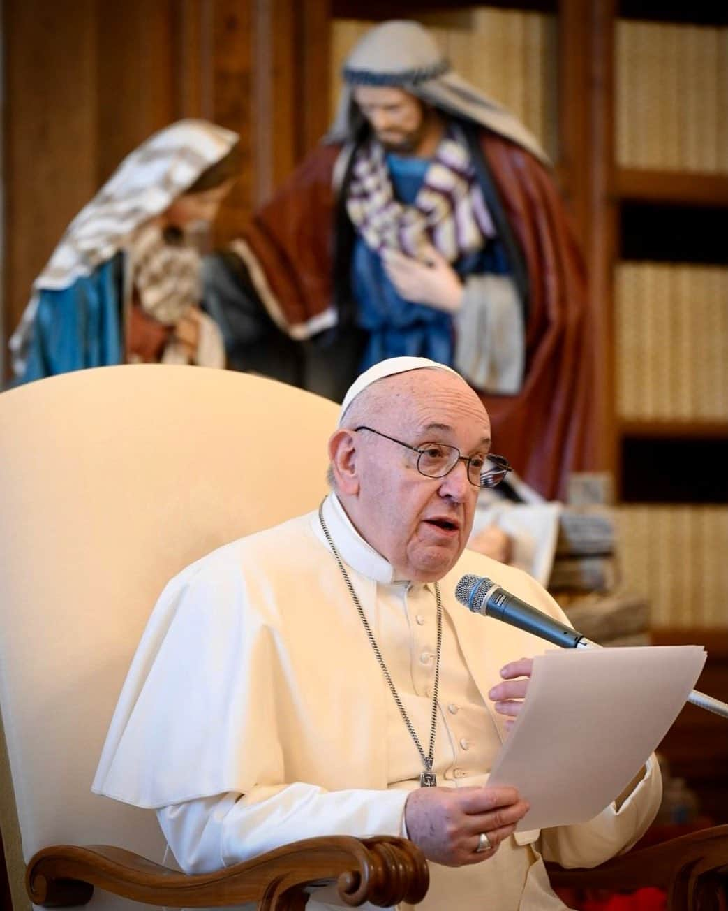 フランシスコ（ローマ教皇）さんのインスタグラム写真 - (フランシスコ（ローマ教皇）Instagram)「EN: #Prayer during the time of #Advent helps us to remember we are not more righteous or better than others, but that we are all sinners who need to be touched by God's mercy. #GeneralAudience  PT: A #oração durante o tempo de #Advento nos ajuda a lembrar que não somos mais justos e melhores que os outros, mas somos todos pecadores que precisam ser tocados pela misericórdia de Deus. #AudiênciaGeral  ES: La #oración durante el tiempo de #Adviento nos ayuda a recordar que no somos más justos o mejores que los demás, sino que todos somos pecadores necesitados de la misericordia de Dios. #AudienciaGeneral  IT: La #preghiera durante il tempo dell’#Avvento ci aiuta a ricordare che non siamo più giusti e migliori degli altri, ma siamo tutti peccatori bisognosi di essere toccati dalla misericordia di Dio. #UdienzaGenerale  FR: La #prière durant ce temps de l'#Avent nous aide à nous rappeler que nous ne sommes pas meilleurs ou plus justes que les autres, mais que nous sommes tous des pécheurs ayant besoin de la miséricorde de Dieu. #AudienceGénérale  DE: Das #Gebet während des #Advent lasse uns daran denken, dass wir nicht gerechter oder besser als die anderen sind, sondern dass wir alle Sünder sind und als solche von der Barmherzigkeit Gottes berührt werden müssen. #Generalaudienz」12月17日 4時42分 - franciscus