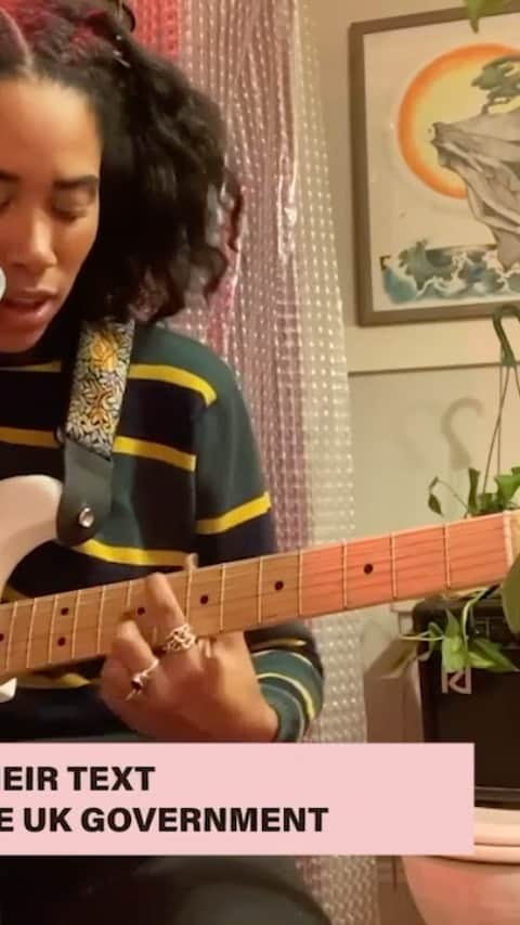 のインスタグラム：「Here's a special gig from my bathroom for Clash Magazine & WaterAid's Bathroom Session, all raising funds for WaterAid's winter appeal aiming to bring clean water to those that need it most.  Text WATER to 70444 to make a £3 one off donation. Texts cost £3 plus your standard network rate and WaterAid will receive 100% of your donation. Text WATER NO to donate and stop future fundraising calls and texts. For more information go to」