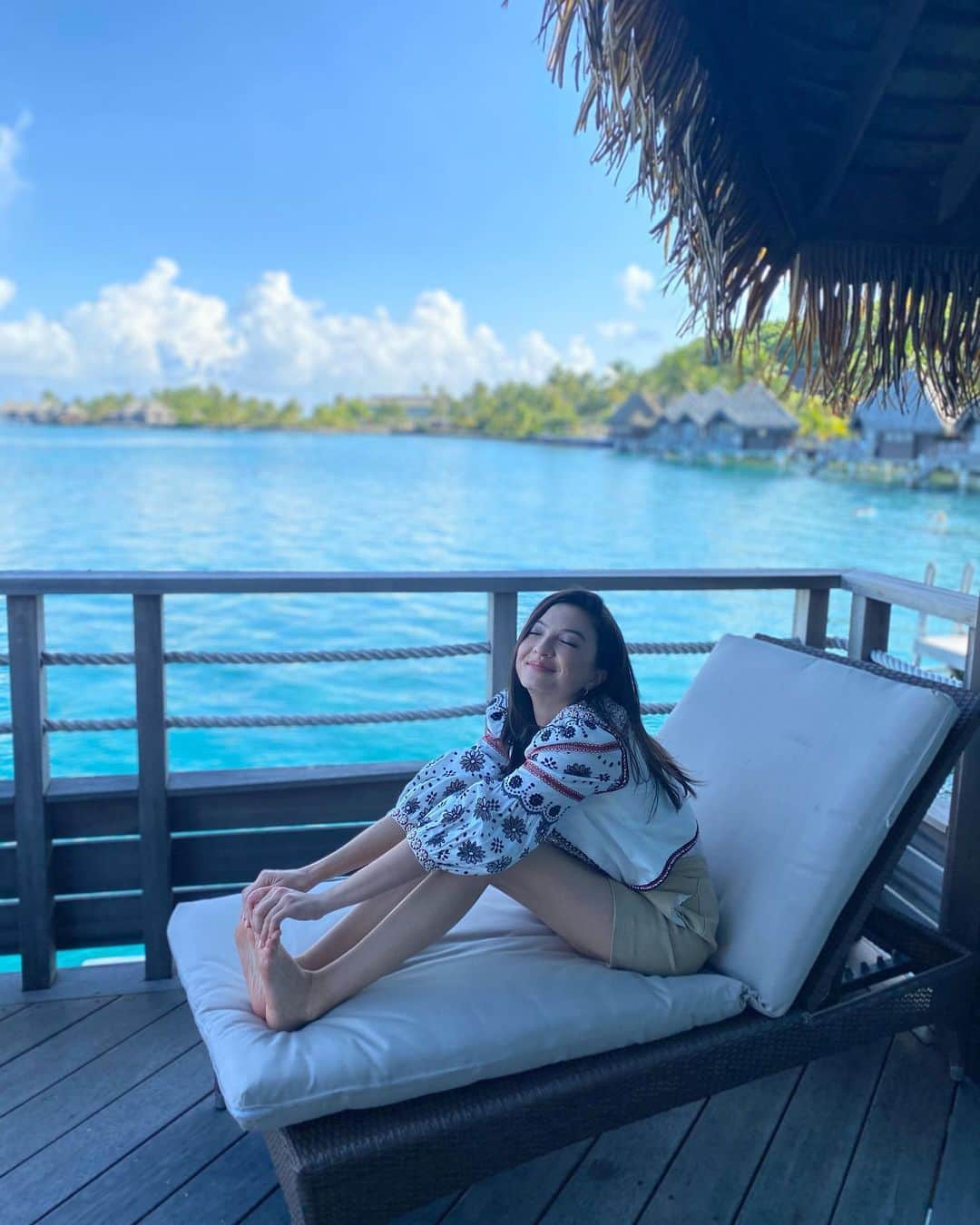ラライン・シャーのインスタグラム：「When you are happy with yourself, you’re always in good company. Being in Tahiti also helps😝  📸 @___gxela___」