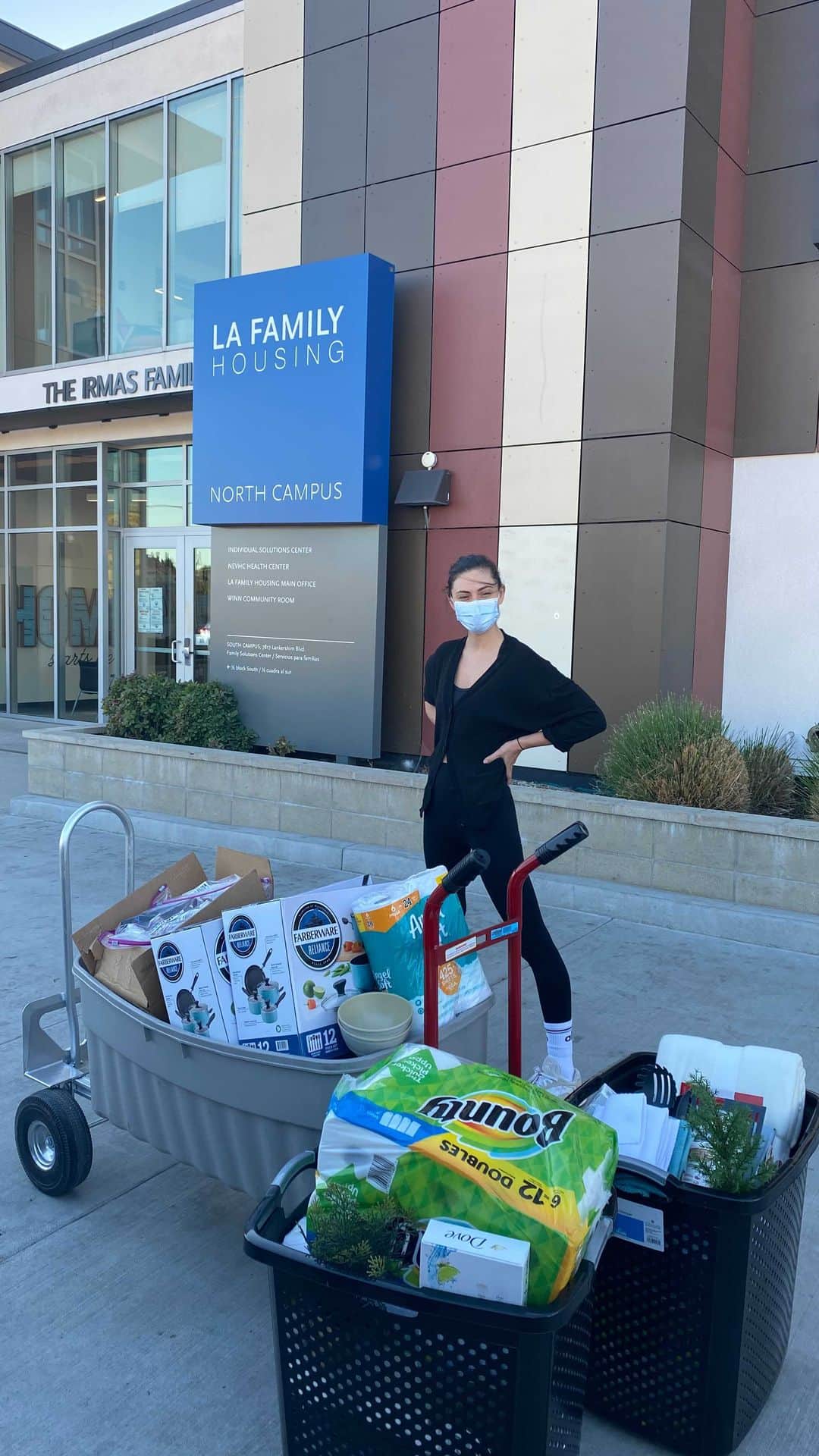 フィービー・トンキンのインスタグラム：「@lafamilyhousing finds housing and provides support for thousands of unhoused people across Los Angeles. I was lucky enough to visit one of their  locations yesterday to see the kind of support they offer myself and was blown away. Join me in making welcome home baskets!  These baskets are a really special and easy way to make moving into a temporary or permanent home as easy and comfortable as possible. A lot of those that @lafamilyhousing are supporting are entering these homes with nothing but what they have on their backs, so if you can, join me in making one of these baskets. To learn more Goto www.lafh.org/donategoods  Items to add to your welcome home baskets: Laundry Basket Paper towels Toilet paper Laundry detergent  Utensils Bowls and plates Shampoo and conditioner  Body wash Body lotion Kitchen tools Pots and pans Bath towel Kitchen towels Cozy blanket Something festive!  And thanks @shelleyhennig who donated a basket too ♥️♥️」