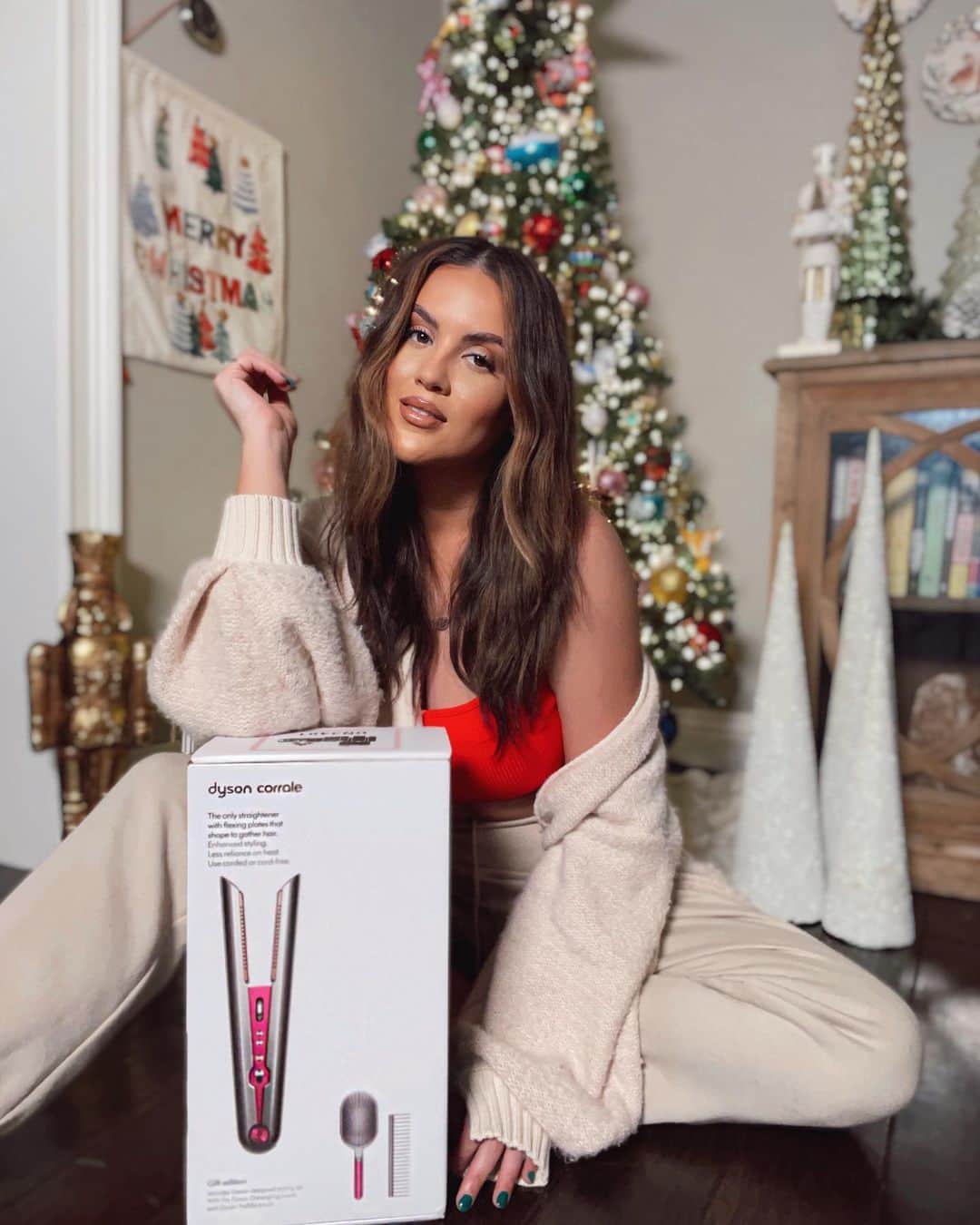 N I C O L E.のインスタグラム：「I think every woman (and some men) want a @dysonhair Corrale Gift Set from Santa this year 🎅 #dysonhairhealth #dysonhair #ad」