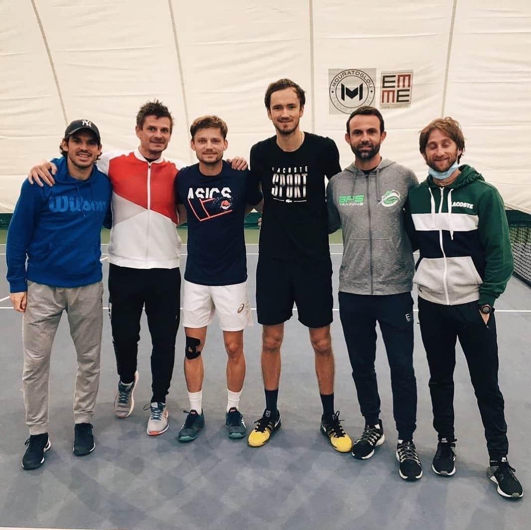 ダニール・メドベージェフのインスタグラム：「Great practice today 💪🏼✅ Do u think my coach is too tired? 🧐🤣// Классно потренировались 💪🏼✅ Как вы думаете, мой тренер сильно устал? 🧐🤣」