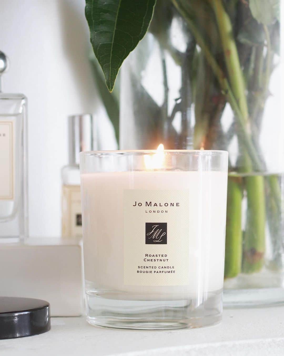 Kelsey Simoneさんのインスタグラム写真 - (Kelsey SimoneInstagram)「Making my home smell truly like the holidays with @jomalonelondon 🥂 This Roasted Chestnut scented candle embodies all things festive and smells delicious! Honestly.. when am I not burning a Jo Malone London candle. Make sure to get your own this season!  #SeasonofScent #jomalonelondonambassador」12月17日 5時01分 - k.els.e.y
