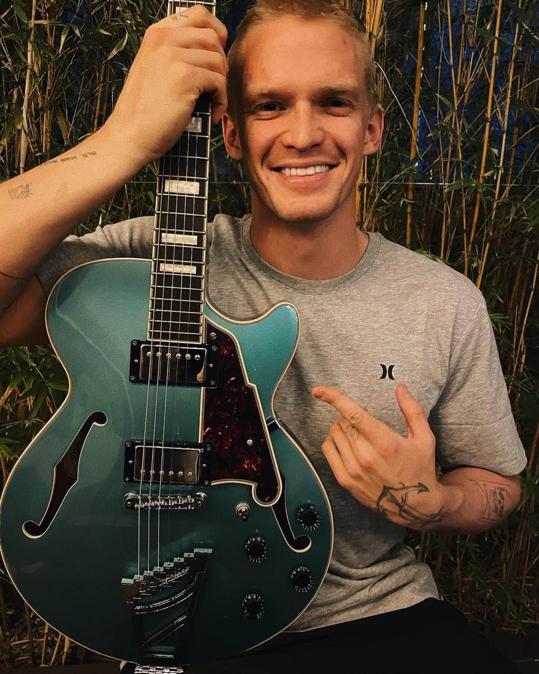 コーディー・シンプソンのインスタグラム：「GIVEAWAY. The gift of music! Stoked to be partnering with @hurley & giving away a signed guitar made by the incomparable guitar makers @dangelicony! To win follow @hurley, me and sign up through the link in my bio! Contest runs till Sunday the 20th! Happy holidays!」