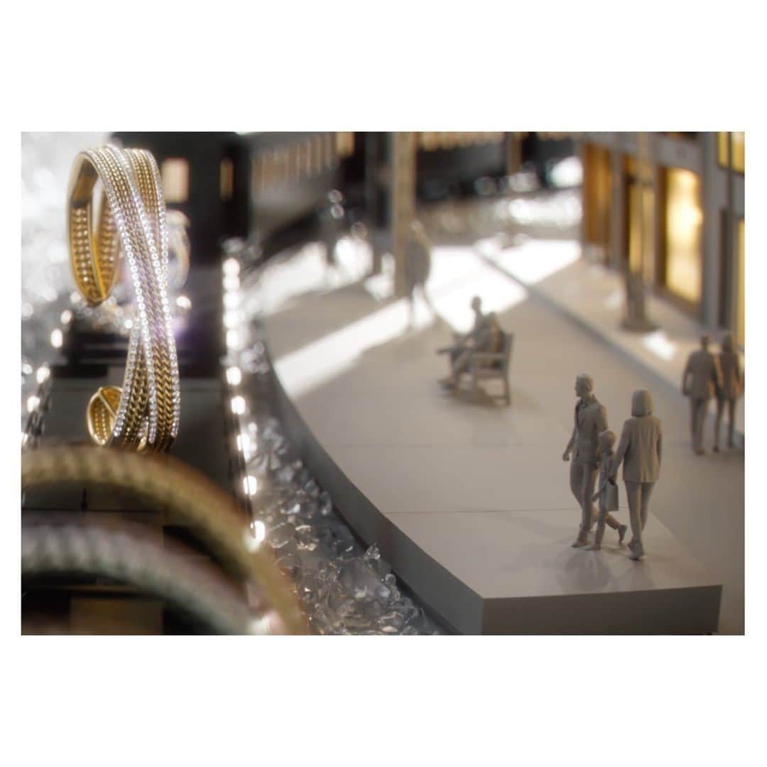 デビッドヤーマンのインスタグラム：「Only nine days until 12/25! Shop for perfect gifts at our stores with complimentary curbside pickup. #DavidYurman」