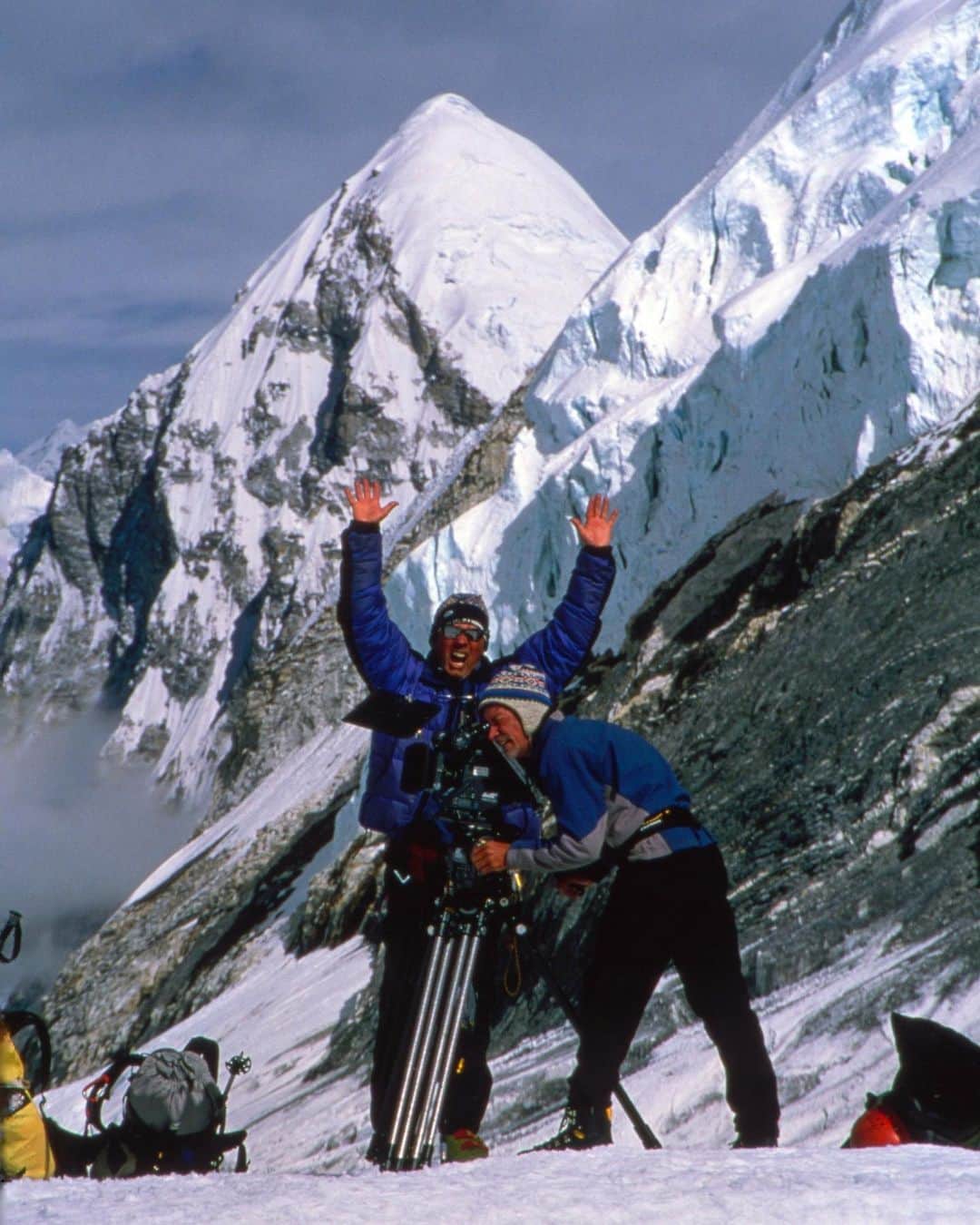 ジミー・チンのインスタグラム：「Filming w David Breashears and Robert Schauer on Everest in 2004. ⁣ I was the youngest and least experienced person on the climbing production team. Seeing the collective wisdom of @ed_viesturs , David Breashears, Veikka Gustafson and Robert Schauer at work while climbing together has informed much of how I approach mountain shoots. ⁣ I got to tent w Robert Schauer. Among other major ascents around the world, he made the first ascent of Gasherbrum IV’s notorious Shining Wall w Voytek Kurtyka in 1985. It’s still unrepeated and certainly considered one of the most badass high altitude alpine style ascents ever. It was a pleasure and privilege to work with him. He was constantly cracking jokes and making everyone laugh. I still remember him loading 35mm film into the magazine at Camp IV (8000m), in the dark w completely frozen hands. This was the night before our summit day. The film kept breaking off in his hand because it was so cold. This was the critical film magazine for the summit day shoot. He just patiently reloaded different rolls of film until he was sure it was perfect, all the while telling me bad Austrian jokes. No biggie. I just kept thinking this guy is so gnarly.  #oldschool」