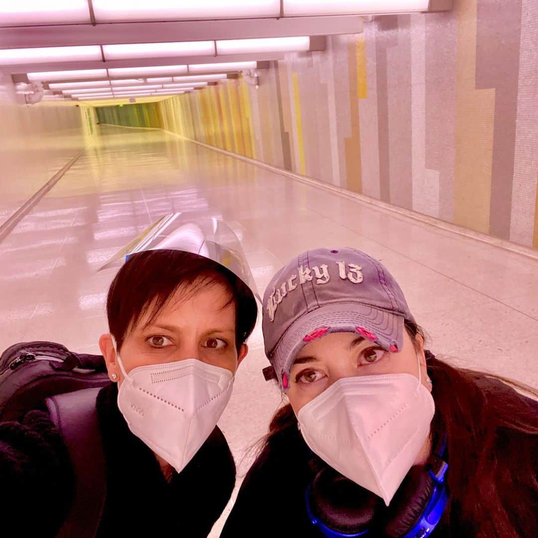 アナベス・ギッシュさんのインスタグラム写真 - (アナベス・ギッシュInstagram)「Flying home yesterday, pandemic style. The long hallway of life at LAX (ghost town). Friendships that recur, abide, and show up in the most magical of ways. @cinefaces we are long time. Glad we got each other home. ❤️ #lucky13」12月17日 5時10分 - annabeth_gish