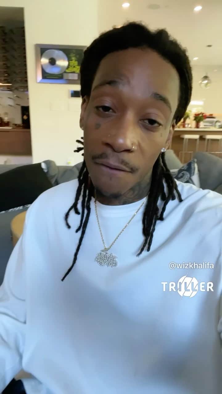 ウィズ・カリファのインスタグラム：「Come help me smoke this pound 🦈💕」