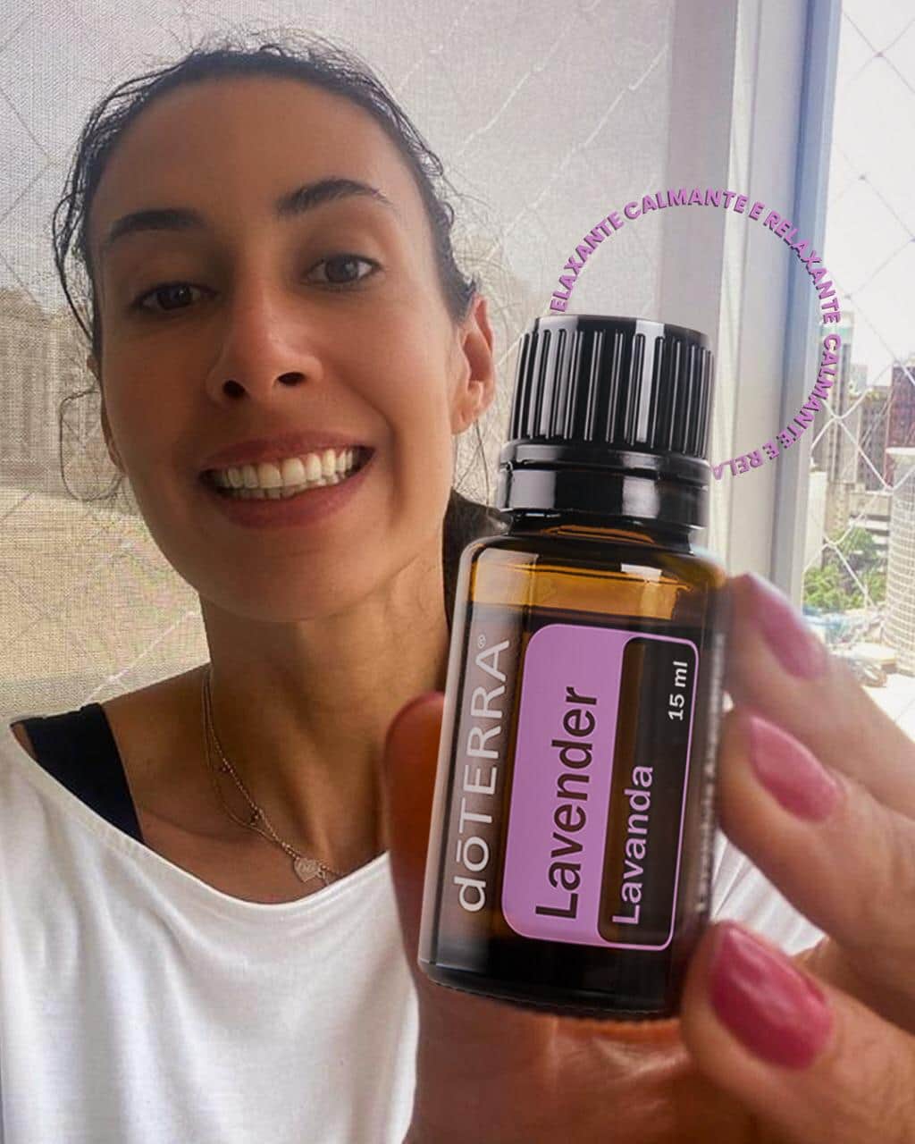シェイラ・カストロのインスタグラム：「Hoje vou falar dos óleos essenciais dōTerra de lavanda! Pra mim é fácil demais falar da lavanda, este óleo me conquistou por causa das minhas filhas! Nossa, depois que comecei a usar tipicamente (diluído no óleo de coco) no pezinho delas e aromaticamente no difusor ou pingando uma gotinha no travesseiro delas, as noites de sono se tornaram muito mais profundas, restauradoras! E aqui em casa isso se tornou um ritual delicioso pré cama! ⠀ Alguns benefícios da lavanda: ⠀ - calmante e relaxante 🍃 - Ajuda a controlar a ansiedade 🧘🏽♀ - Promove um sono restaurador 😴 - Alivia queimaduras e queimaduras de sol 🌞 - Ajuda na cicatrização ⠀ Com certeza o óleo essencial de lavanda é o mais conhecido! Vcs já usaram? E se sim, para que? ⠀ ⠀ ⠀」
