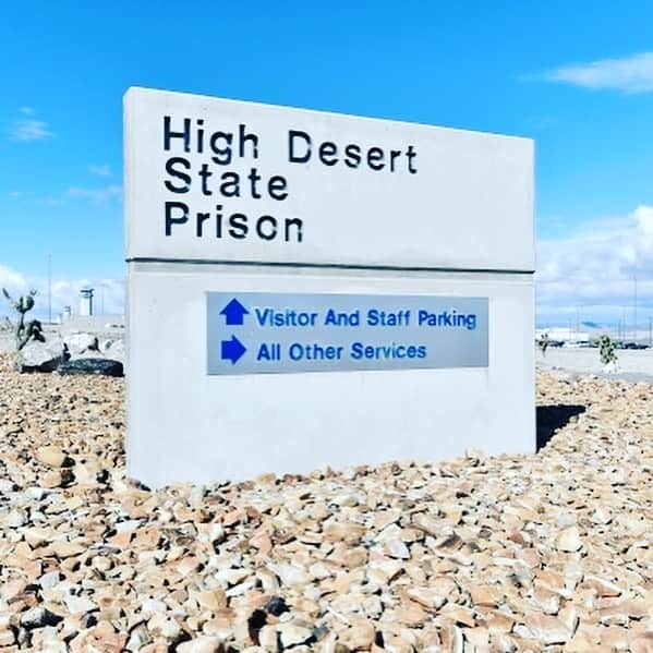 ロニー・ラドクのインスタグラム：「December 16th 2010 I was released from high desert penitentiary, that is a decade today, looking at it from a birds eye view I really gain a better perspective and appreciate the fact that I literally defied all odds, I went from a successful band to a prison cell, to a second successful band, and people always asked me how did you get through it, and my answer is, I never once thought about giving up, EVER. I refuse to lose, there is too much left to do and there is nothing more rewarding than absolutely crushing the expectation that I’d never make anything of myself, Rest In Peace to @derekfir and @thestinamarink and may the universe give your everything you dream of and more. 🌠」