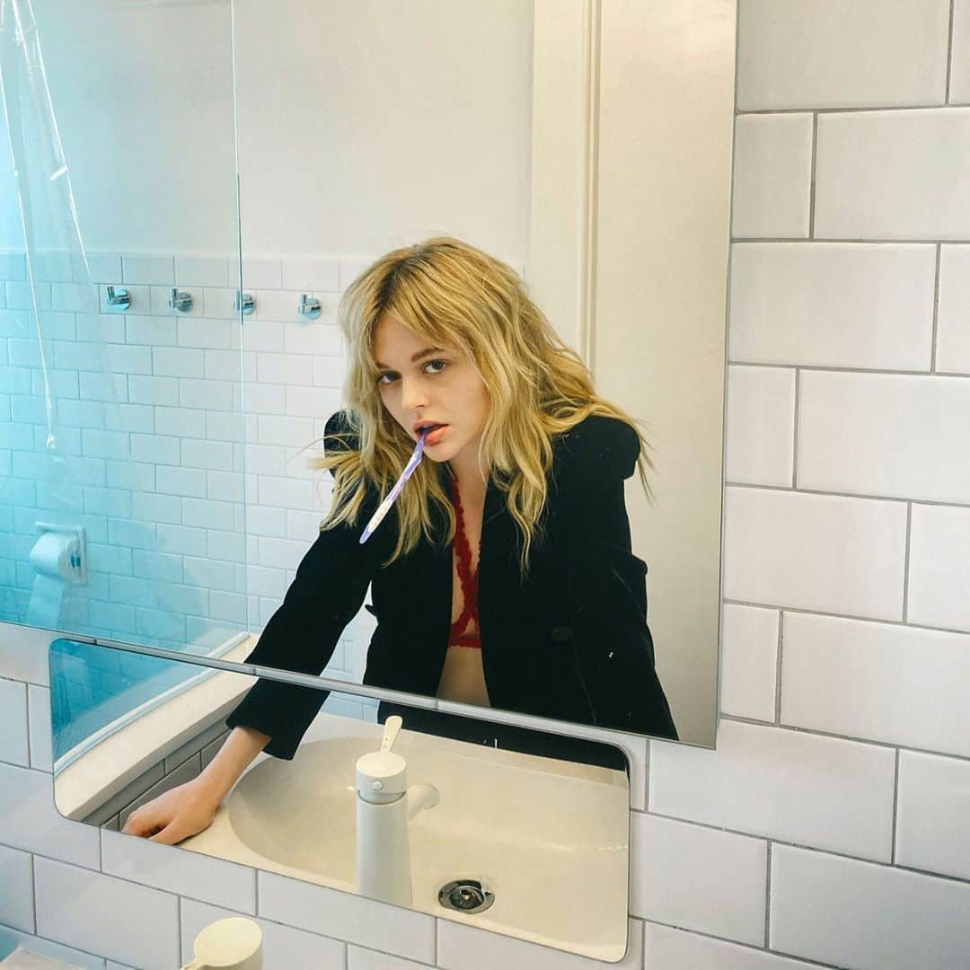 Vogue Beautyさんのインスタグラム写真 - (Vogue BeautyInstagram)「Hello Upper East Siders, Gossip Girl reboot rising star Emily Alyn Lind (@emilyalind) is bringing you along on her journey to get ready for Saint Laurent’s (@ysl) virtual spring 2021 show—and of course she wore @anthonyvaccarello's daring latex designs. From showing off her killer personal style (think less UES prep, and more Parisian prep), to taking the F train, tap the link in our bio for all the details. Photo by @merde」12月17日 5時16分 - voguebeauty