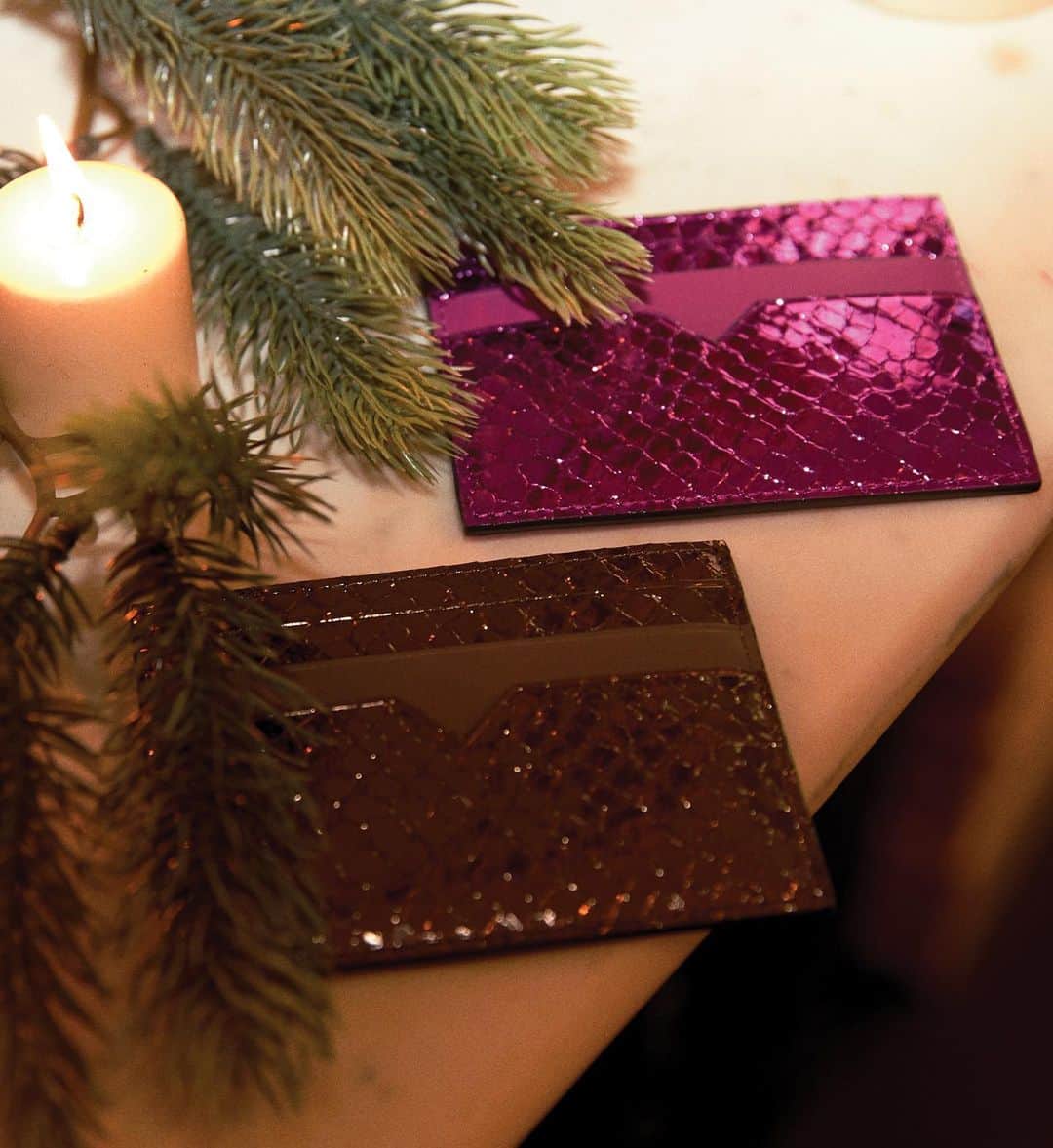 MZウォレスのインスタグラム：「THERE'S STILL TIME! 🎁  Now through the 21st, shop our under $100 stocking stuffers for everyone still left on your list. (Raise your hand if you've still got a few to check off ... we'll start 🙋‍♀️)」