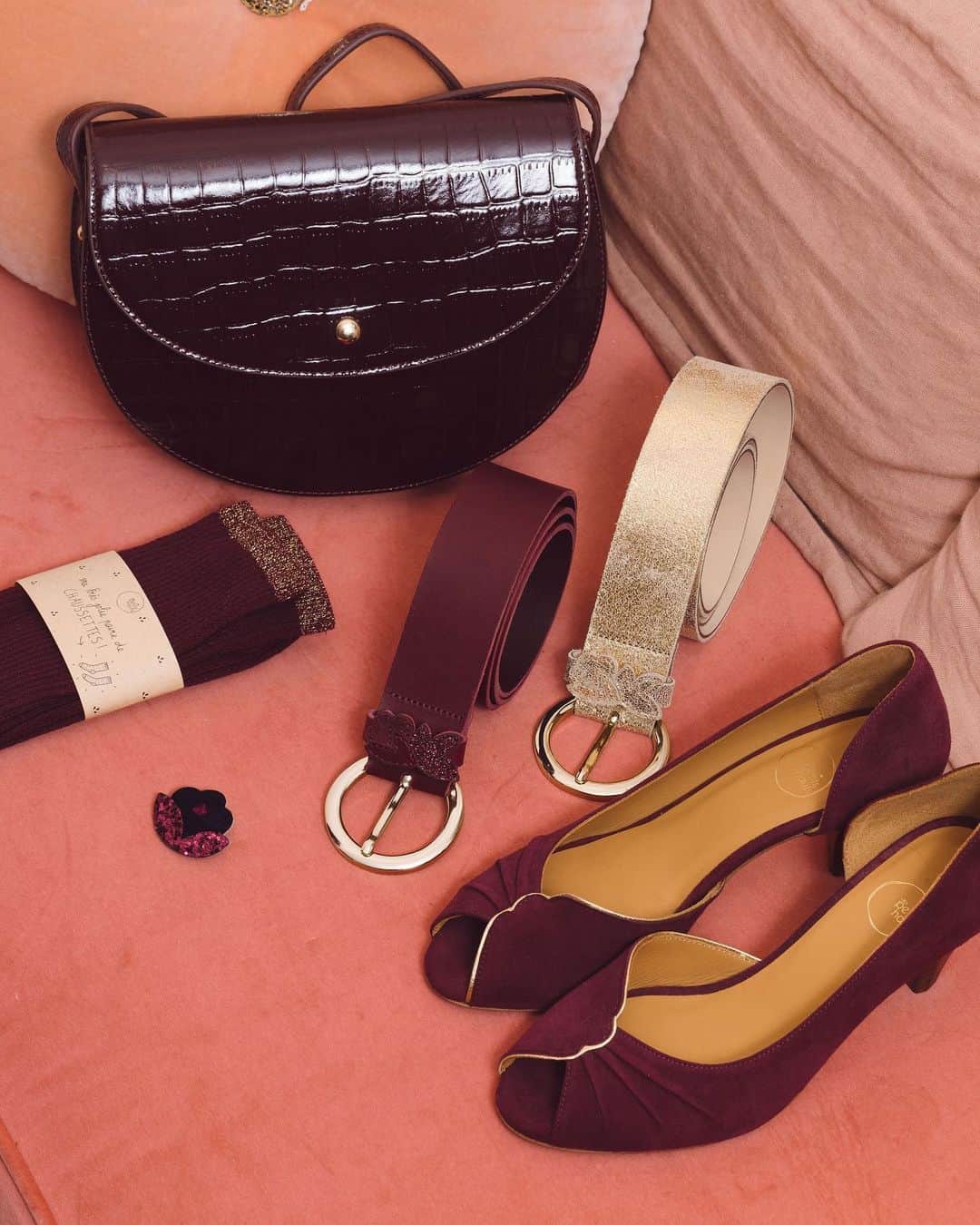 デプチオーのインスタグラム：「Les petits accessoires qui font toute la différence ⁠⠀ Difficile de choisir ... on les aime tous ! ⁠⠀ Nos coloris griotte & mûre sauront réveiller toutes les tenues de soirées ✨⁠⠀ ⁠⠀ Le coloris griotte est un rouge sombre & gourmand, ⁠⠀ et le coloris mûre est un violet-noir, comme le fruit rouge sauvage fraichement cueilli !⁠⠀ ⁠⠀ 🎁 LE FÉERIQUE CALENDRIER DE L'AVENT ! 🎄⁠⠀ À GAGNER ce 17 décembre,⁠⠀ BRAVO à Anna A. 🎈🎁🎄✨ notre headband Barry, l'écharpe Barte & un an d'abonnement à @milk_magazine ! ⁠⠀ Rdv en story pour participer 🎅🏻✨⁠⠀ ⁠⠀ #despetitshauts #despetitshautsaddict #despetitsmoments #oiseauxdenuit #lavieenplusjoliedepuis20ans #lavieenplusjolie」