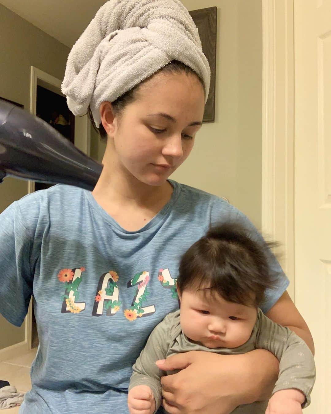 エリナ シルカのインスタグラム：「Baby girl needs to blow dry already 😂 ハワイもすこーしだけよるが涼しくなってきて、 るーの髪の毛も伸びてきたからドライヤーで乾かしたらボンバーなっちゃった😲😂 * * * #第三子 #3児ママ #ベビー #生後2ヶ月 #クォーターベビー #ママリ #赤ちゃんのいる生活」