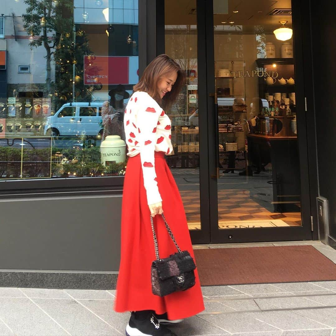 増山敬子さんのインスタグラム写真 - (増山敬子Instagram)「クリスマスにピッタリな"red" 上下共に#fvecフリマ アイテム🙋🏼‍♀️  * * #おちびコーデ  #カーディガン#アリスアンドオリビア  #aliceandolivia  #ロングスカート #elin#エリン #スニーカー#ロジェヴィヴィエ #rogervivier  #バック#シャネル#chanel * * #ベルコモ#青山ランチ #外苑前ランチ#ママコーデ#155センチコーデ #mamacoordinate#」12月17日 16時22分 - keikomasuyama