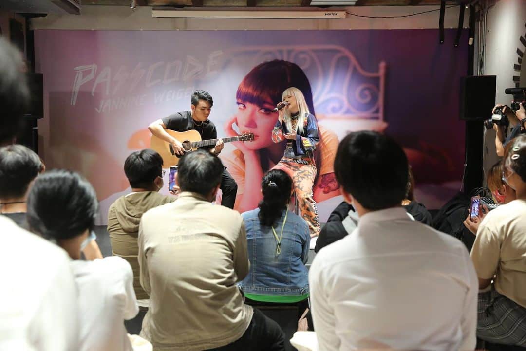 ヤンニーン・ワイゲルのインスタグラム：「บรรยากาศ #JWfanmeet2020 เมื่อวานอบอุ่นมากๆ ขอบคุณแฟนๆและพี่ๆสื่อมวลชนที่มางานกันด้วยนะคะ ดีใจมากๆเลยค่ะที่ได้ร้องเพลงแบบต่อหน้ากันเป็นครั้งแรกในรอบปี🥰 ไว้งานหน้าเราเจอกันใหม่น้าา❤️」