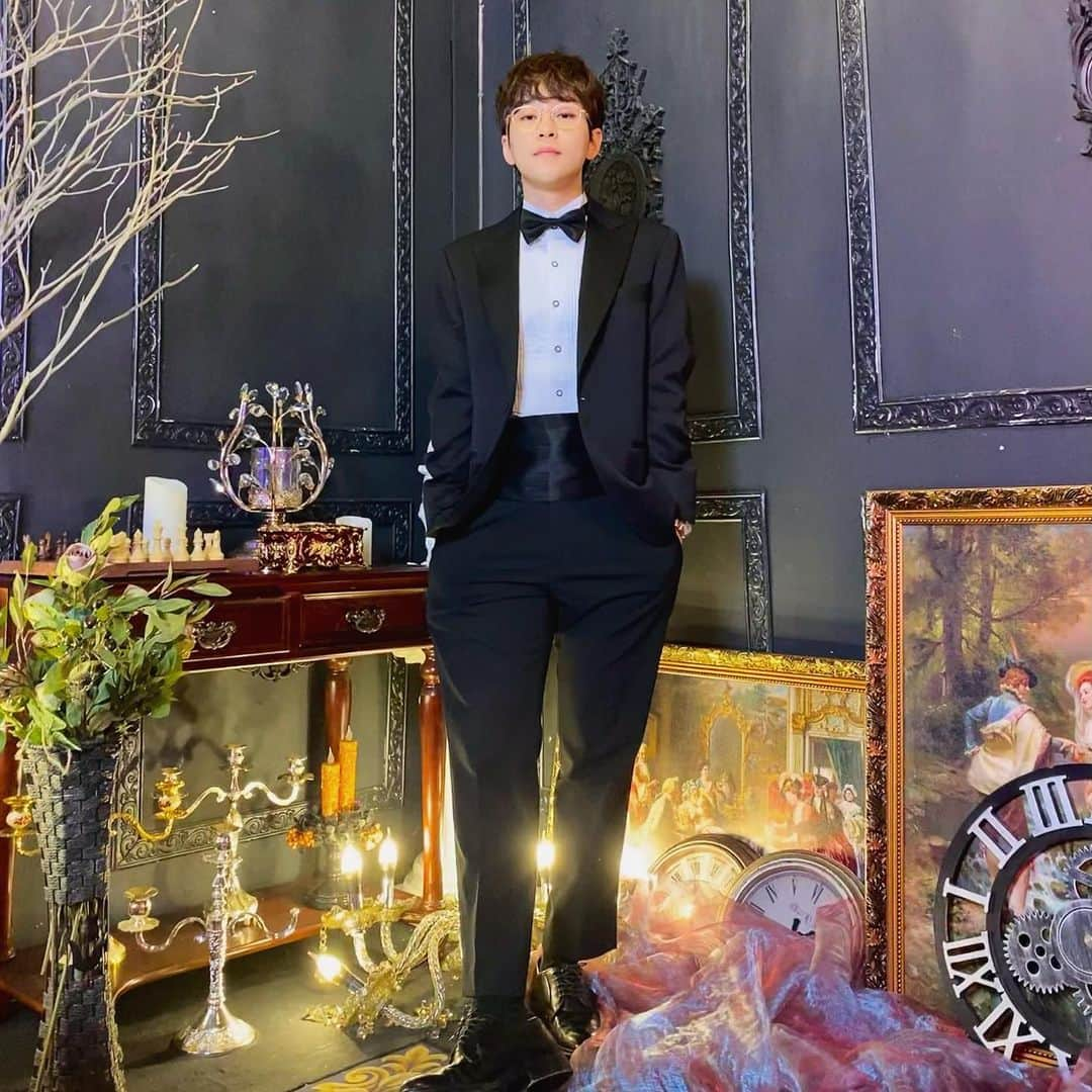 DINDINさんのインスタグラム写真 - (DINDINInstagram)「As long as I've got my suit and tie  I'ma leave it all on the floor tonight 🤵🏻‍♂️ #딘딘 #suitandtie」12月17日 14時51分 - dindinem