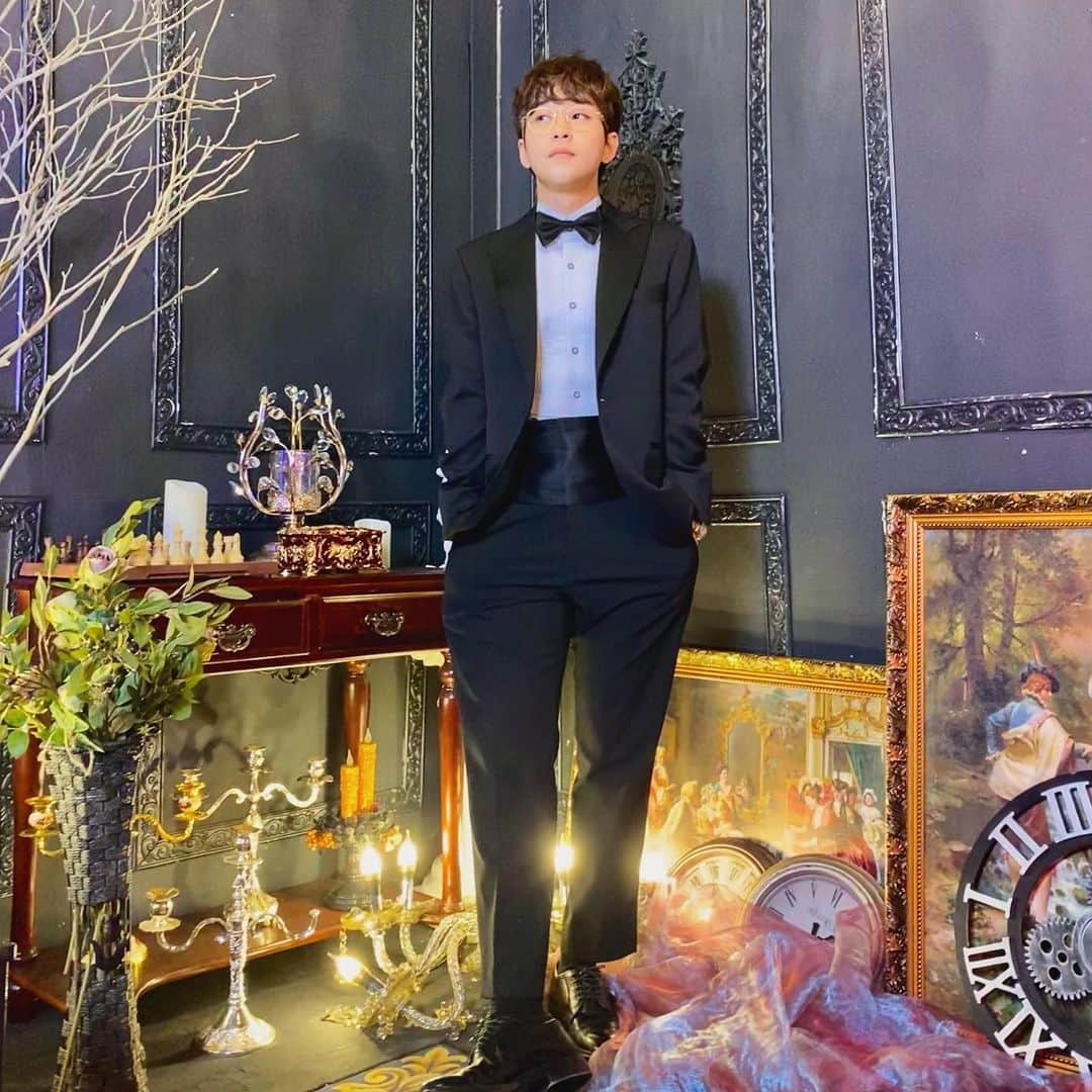 DINDINのインスタグラム：「As long as I've got my suit and tie  I'ma leave it all on the floor tonight 🤵🏻‍♂️ #딘딘 #suitandtie」
