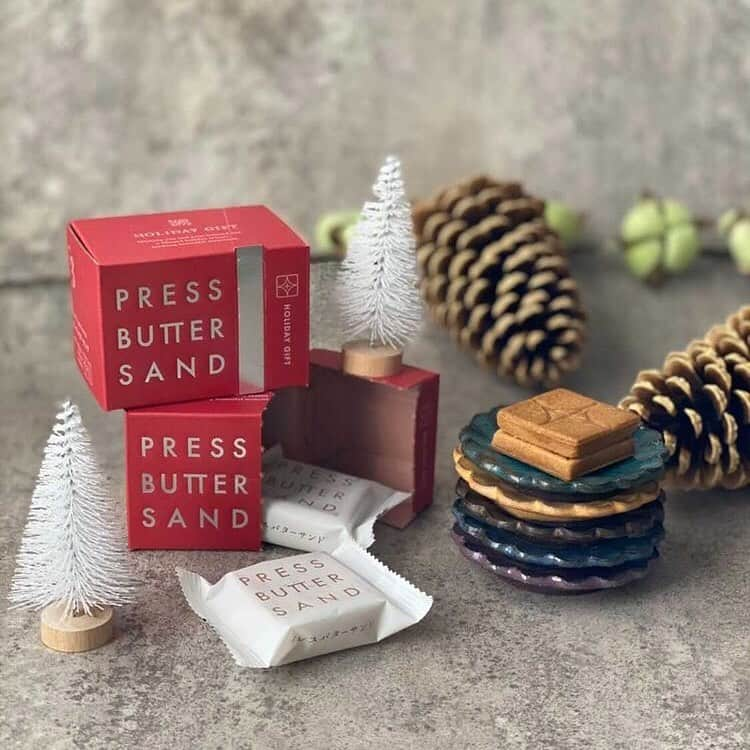 PRESS BUTTER SANDのインスタグラム：「おうちカフェタイムが華やぐ、ホリデーギフトの真っ赤なBOX。  色合いが美しい、お揃いの5枚の器のコーディネートは、「はさみ焼き」でひとつひとつ丁寧にプレスされた上で 2つのクッキーが重なるバターサンドからインスピレーションを受けたもの。  みなさんは #バターサンドのホリデーギフト をどのようなシーンやコーディネートで楽しみますか？  ✎︎… Photo by @iku3i8i8i（#箱菓子倶楽部 第1期部員）  ------------- . . #プレスバターサンド #pressbuttersand #バターサンド #ホリデーギフト #ホリデー #クリスマス #クリスマスプレゼント #キャラメル #クッキー #バター #手土産 #お土産 #おみやげ #プレゼント #贈り物 #ギフト #プチギフト #お菓子 #スイーツ ﻿ #ご褒美スイーツ﻿ #おうちスイーツ #おうちおやつ #おやつ #スイーツ好き ﻿ #スイーツ部 #うつわ #器 #うつわ好き」