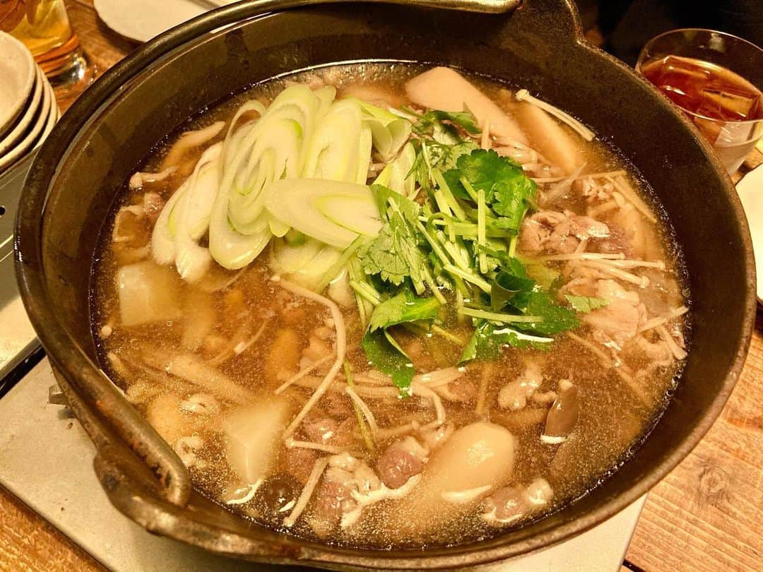 のインスタグラム：「山形料理屋さんで芋煮と蕎麦を熱燗で。🍶  あったかいんだから。🐻‍❄️  #山形料理」