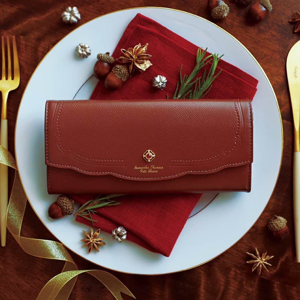 のインスタグラム：「#2020holidaycollection  🎄🥂❄️🍰🍴 𝙃𝙖𝙥𝙥𝙮 𝙃𝙤𝙡𝙞𝙙𝙖𝙮 𝙃𝙤𝙢𝙚 𝙋𝙖𝙧𝙩𝙮!!  おうちで過ごす時間が増えた今だからこそ、 HAPPYになれるサマンサタバサプチチョイス こだわりのアイテムを❤️  パーティに欠かせないシュワシュワのシャンパンや、 甘いケーキ、パーティを盛り上げるごちそうたち…🌟  そんな幸せが詰まったHome Partyを イメージしたアイテムラインナップ❗️  𝗖𝗮𝗸𝗲 𝗟𝗲𝗮𝘁𝗵𝗲𝗿 𝗪𝗮𝗹𝗹𝗲𝘁 クリスマスには欠かせないケーキ🍰の デコレーションをイメージした スカラップや型押しのお財布🤍  ブラウンはチョコケーキ🍫 をイメージしたレザーカラー🤍 今にも甘い香りが漂ってきそうな お財布シリーズ💫  𝗜𝘁𝗲𝗺 長財布 ¥23,100 折財布 ¥18,700 キーケース ¥18,700  𝗖𝗼𝗹𝗼𝗿 chocolate🍫 brown  shortcake🍰  white strawberry cake 🍓 red  #samanthathavasapetitchoice #サマンサタバサプチチョイス #christmas#クリスマス #クリスマスコレクション」
