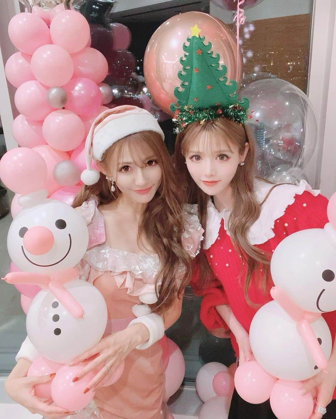 寿リリカさんのインスタグラム写真 - (寿リリカInstagram)「♡ 🎀Pink Xmas🎀🎅💕💓💗 ♡ バルーン＆ケーキに合わせておぴんくサンタちゃんにしたよ💕💕 ♡ しーちゃんハウス夜もキラッキラ✧*｡( ´∩•͈ω•͈∩` )✧*｡✨✨ だいすきふぁみりー💗💗💗💗 ♡ #クリスマス #サンタコス #クリスマスパーティー #ホームパーティー #クリスマス会 #xmas #xmasparty #santa」12月17日 15時07分 - ririkakotobuki