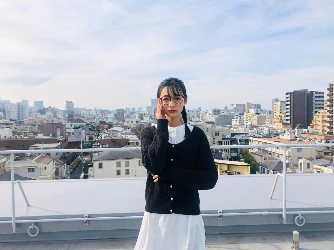 ニコ☆プチのインスタグラム：「🧐❔ 何をしているでしょう☁️ . . 明日のニコ☆プチTVをお楽しみに🧏‍♀️🧏‍♀️ . . #中山あやか」