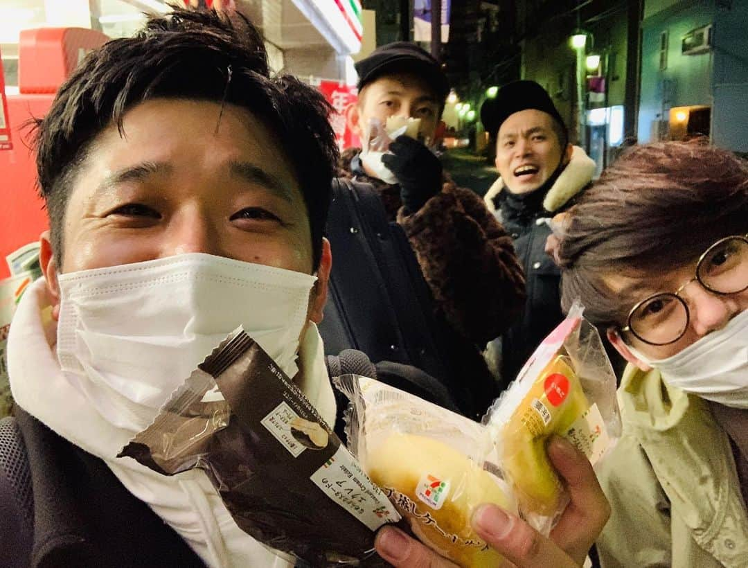 佐々木崇博（うるとらブギーズ）さんのインスタグラム写真 - (佐々木崇博（うるとらブギーズ）Instagram)「本日誕生日を迎えまして36歳になりました！！  0：00時になった時一緒に歩いて帰ってたみんなに甘いので祝ってもらいました！最高！！  明後日みんな読んでお祝いしてもらうイベント『TAKAHIRO EXPO』あるのでどうぞよろしくです！！  #やさしいズタイ #ジェラードン海野 #ラブレターズ塚本 #TAKAHIROEXPO」12月17日 15時12分 - bugizutakahiro