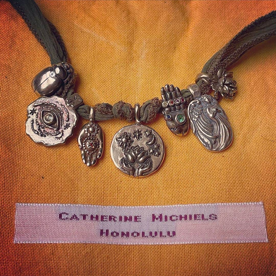のインスタグラム：「Jewelry As Medecine : this gentleman wrote me with a portrait of his beloved, telling about her dreams, her story, her fears . He asked me to create a special protection necklace for her. Here it is, custom prescription 🧚🏼‍♀️. You can contact me directly DM or catherine@catherinemichiels.com for yours.  #artist #artisan #luckycharms #love #craftsmanship #artistsoninstagram #protection #gift #customorder #vision」