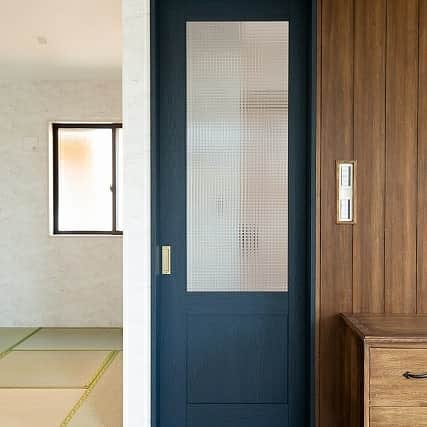 株式会社朝日ホームさんのインスタグラム写真 - (株式会社朝日ホームInstagram)「おしゃれな部屋は、 "室内ドア"から！  実際の住まいのデザインでは、 ドアは重要なアクセントになります☺  特に、リビングルームのドアは、「部屋の顔」としても、 こだわって選びたいですね！ ・ ・ 他の施行例は @asahiouchiからHPへ♪家づくりで気になることがあったらいつでもコメント＆DMしてください☺ いいね！フォローして頂けると励みになります😁 ・ ・ more photos→@asahiouchi ・ 資料請求はこちら→@request_as ・ モデルハウス見学のご予約はこちら →@asahiouchi2 ・ #ドア#室内ドア#リビングドア #クラフトレーベル #パナソニック #朝日ホーム#丁寧な暮らし#シンプルな暮らし#暮らしを楽しむ#家づくり#注文住宅#川崎#神奈川#マイホーム計画#家づくりアイデア#マイホーム#おしゃれな家#新築#住まい#工務店#麻生区#後悔しない家づくり #マイホーム計画中の人と繋がりたい」12月17日 15時31分 - asahiouchi